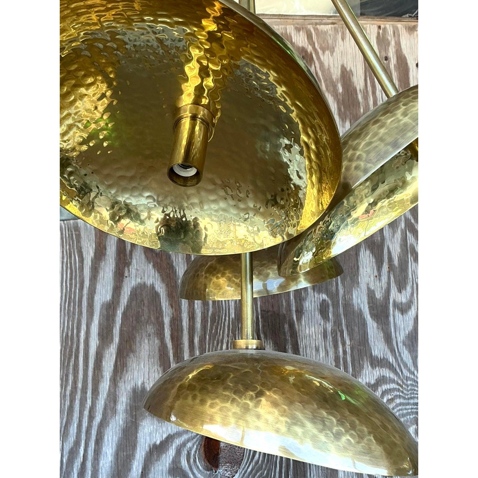 Laiton Lustre Boho vintage en laiton martelé d'après Arteriors en vente