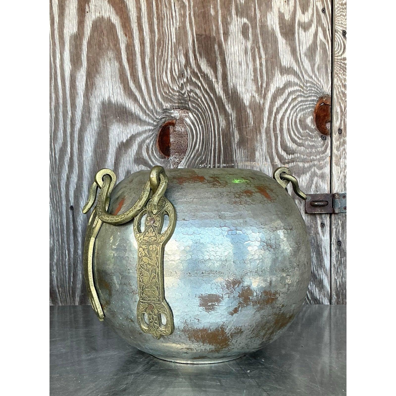 Boho-Vase aus gehämmertem Kupfer und Messing (Indisch) im Angebot