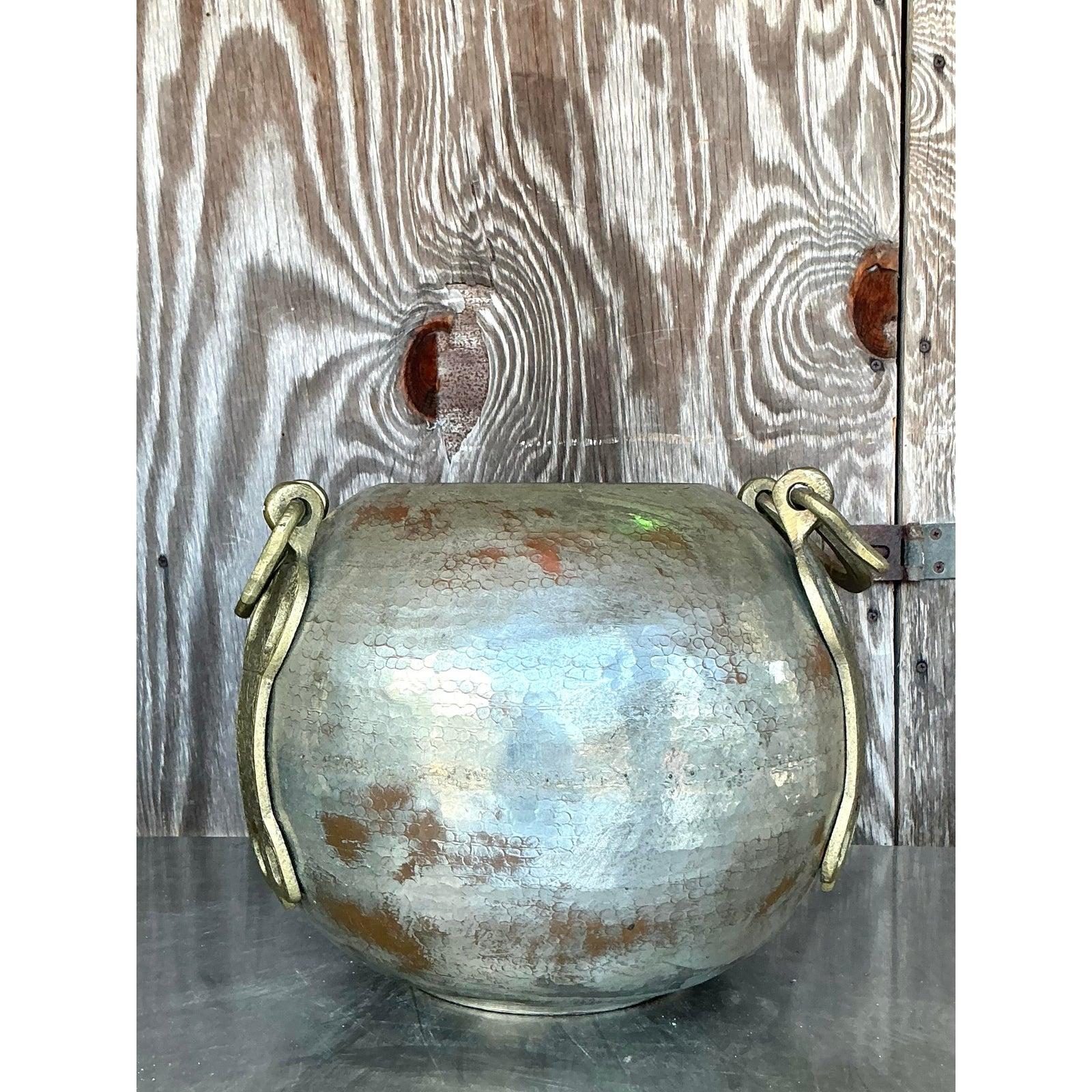 Boho-Vase aus gehämmertem Kupfer und Messing (20. Jahrhundert) im Angebot