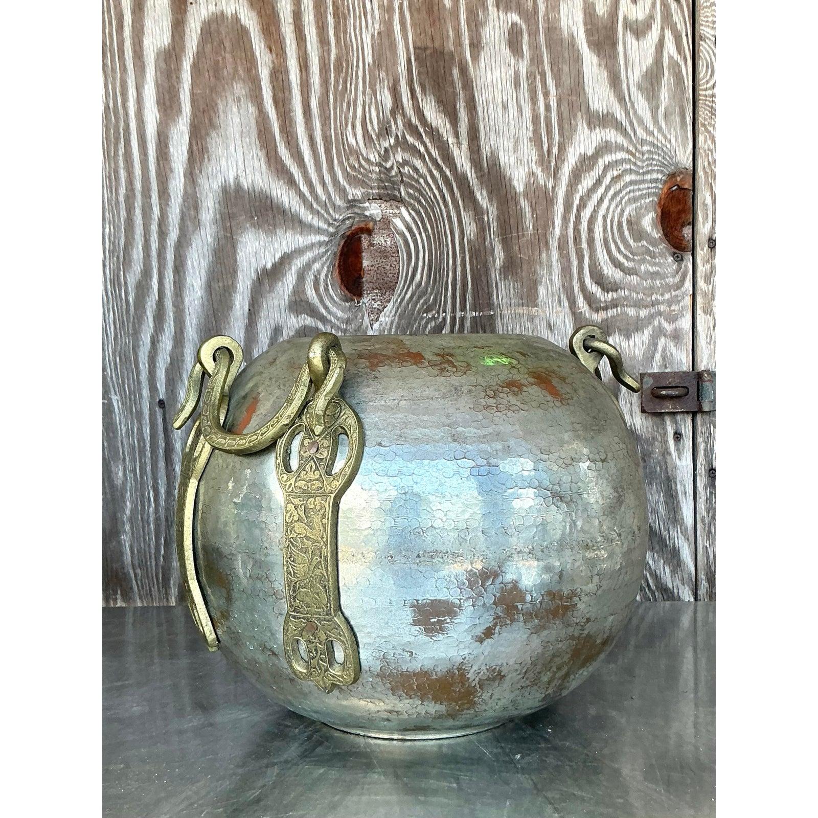 Boho-Vase aus gehämmertem Kupfer und Messing im Angebot 1