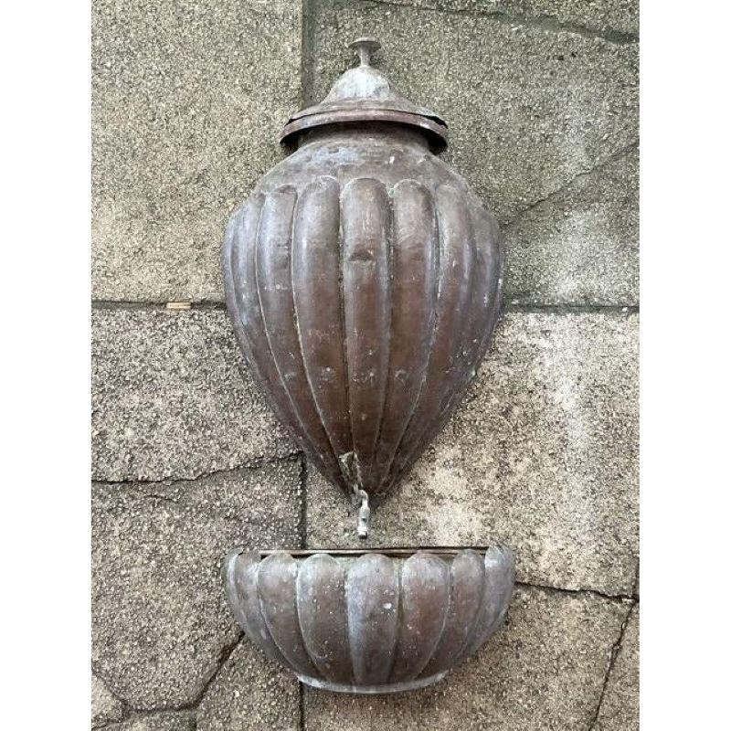 Verleihen Sie Ihrem Haus oder Garten einen Hauch von globalem, böhmischem Charme mit diesem exquisiten Lavabo-Set aus gehämmertem Kupfer im Vintage-Stil. Dieses zweiteilige Ensemble, bestehend aus einer Urne mit Deckel und einem dazu passenden