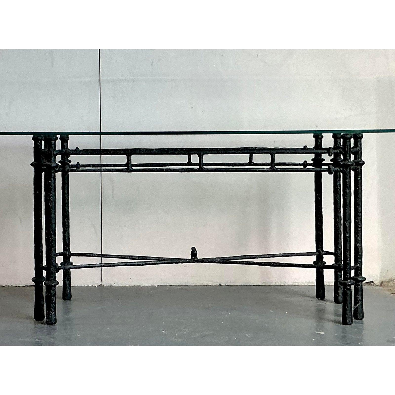 Cattura l'essenza artistica e grezza di Giacometti con questo straordinario tavolo da pranzo in ferro martellato. La base è una vera e propria opera di scultura funzionale, forgiata con maestria in ferro con una finitura testurizzata e distintiva