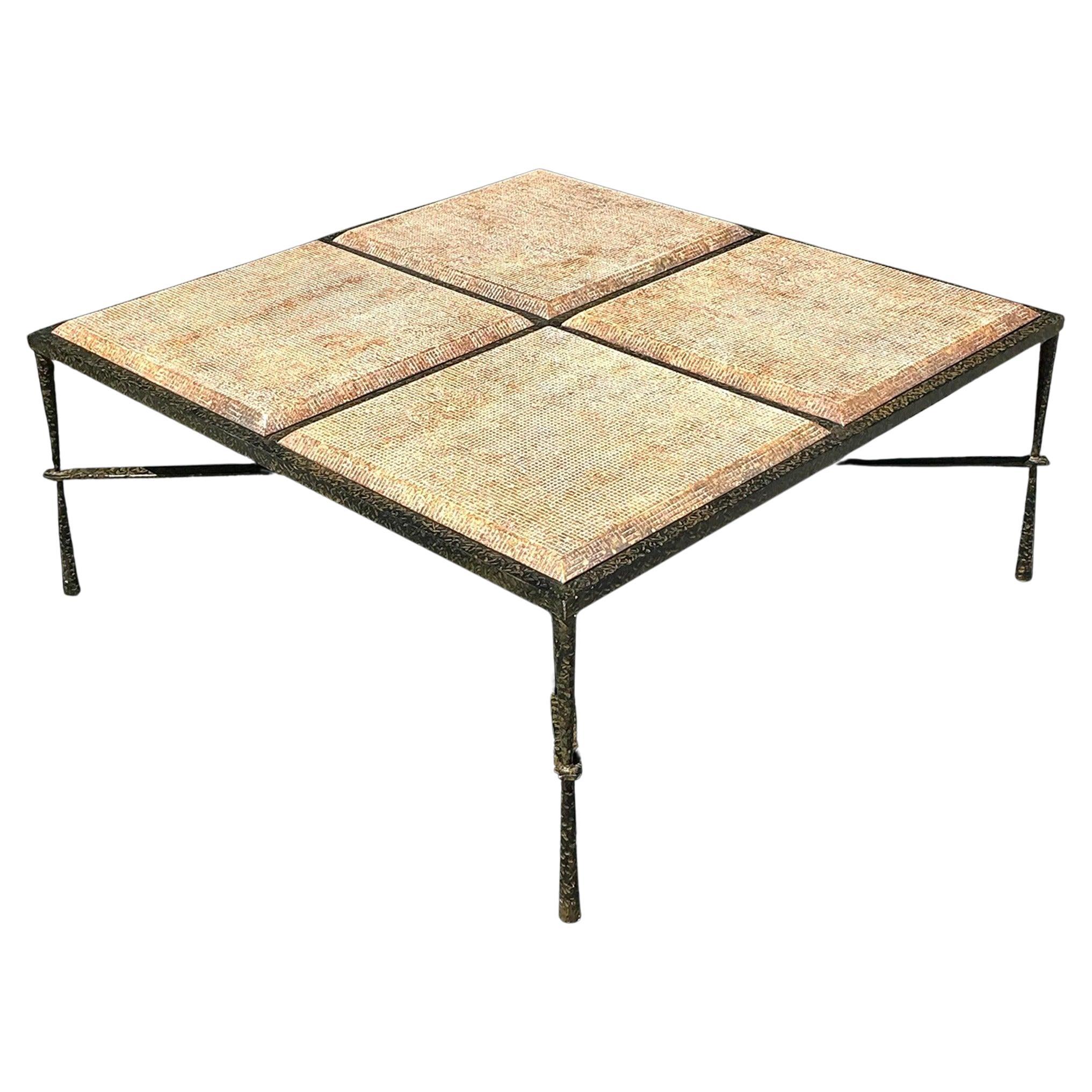Table basse bohème vintage en métal martelé et bois moulé