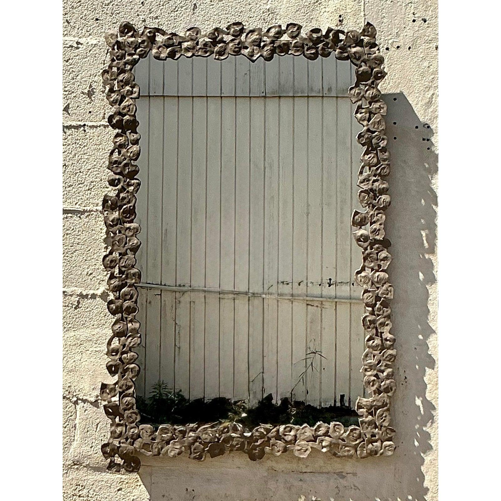Apportez une touche d'artisanat artistique à vos intérieurs avec ce miroir anneau floral Vintage Boho en métal martelé. Doté d'un cadre magnifiquement détaillé orné de motifs floraux en métal martelé, ce miroir associe une texture audacieuse à un