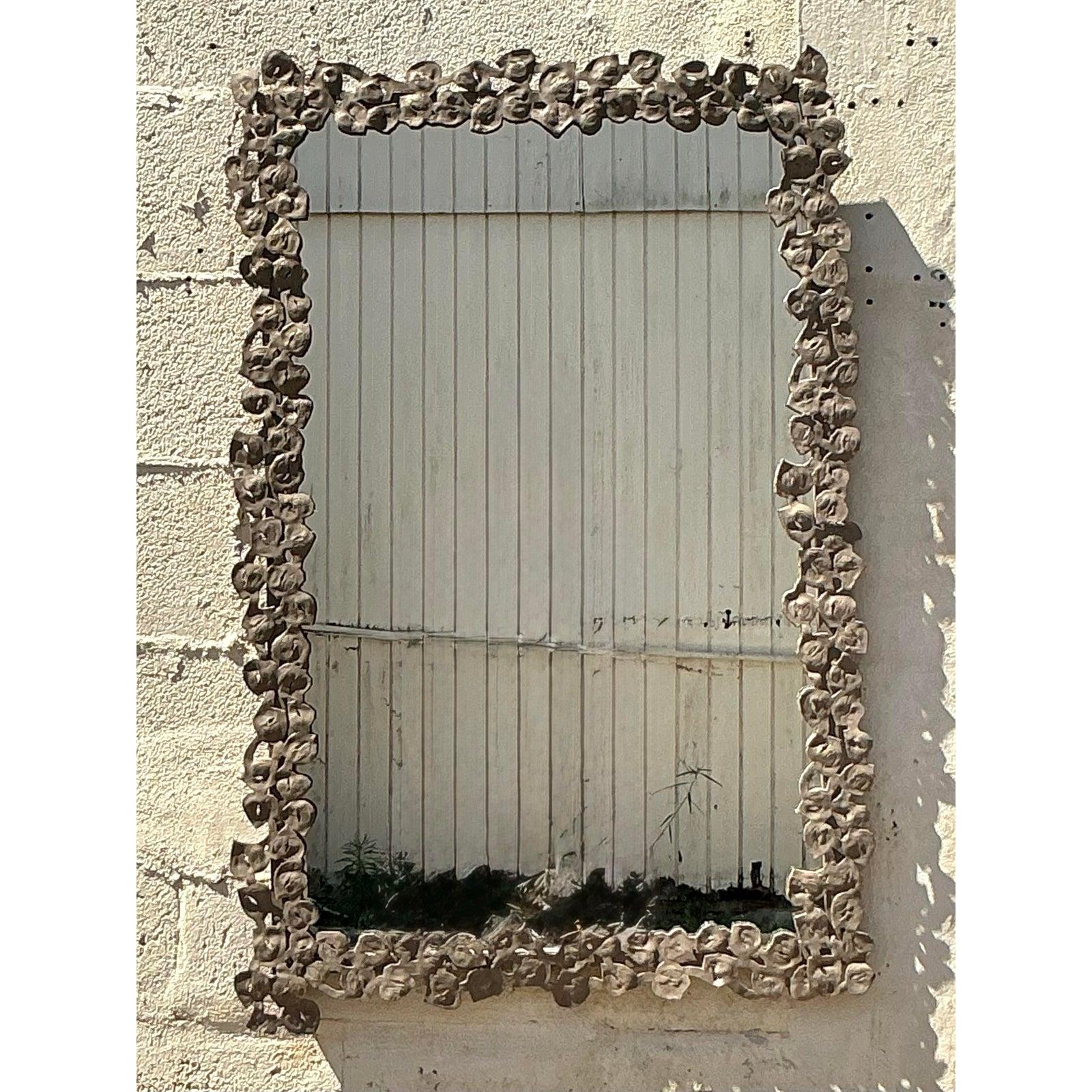 Ère spatiale Miroir vintage Boho à anneau floral en métal Hammeré en vente