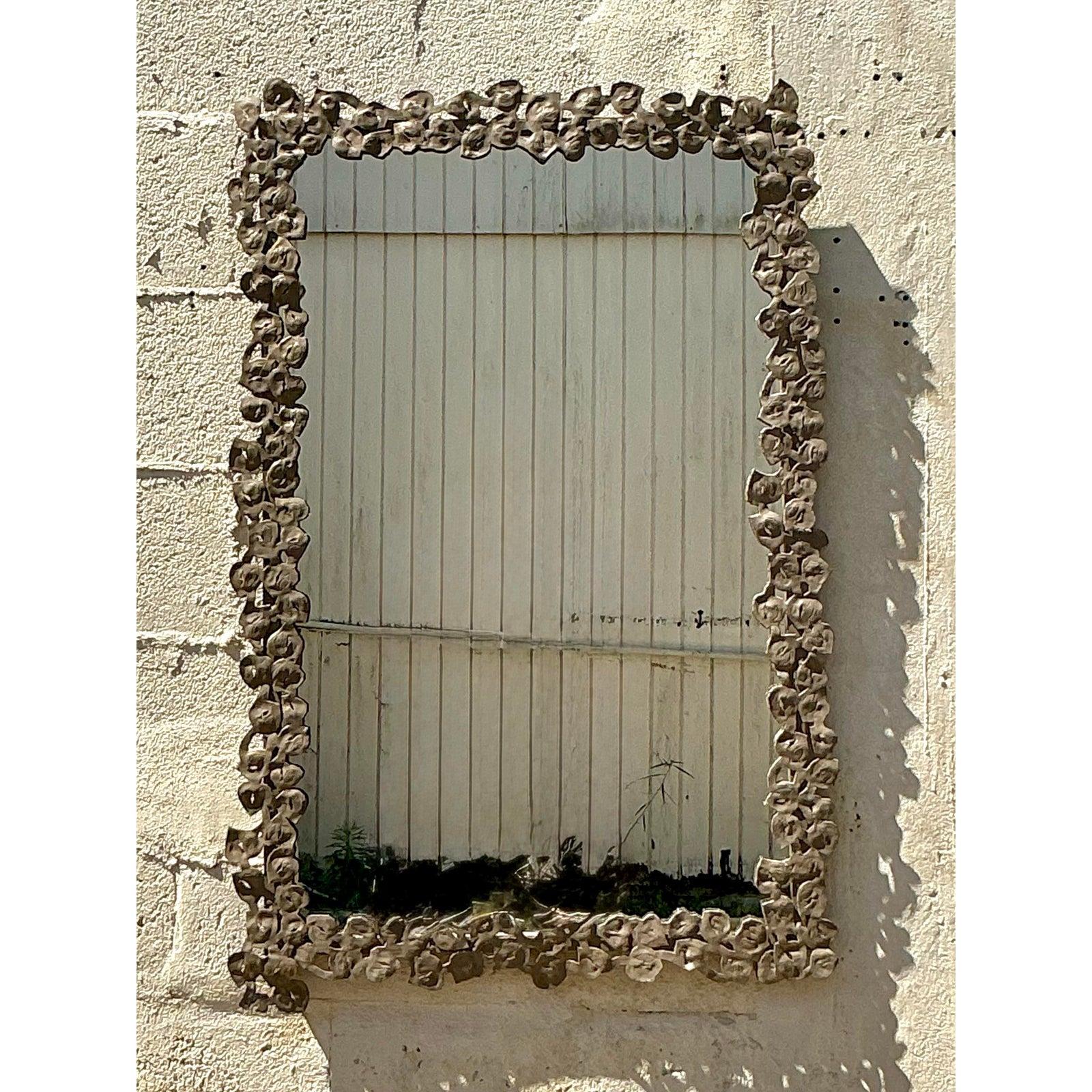 Américain Miroir vintage Boho à anneau floral en métal Hammeré en vente