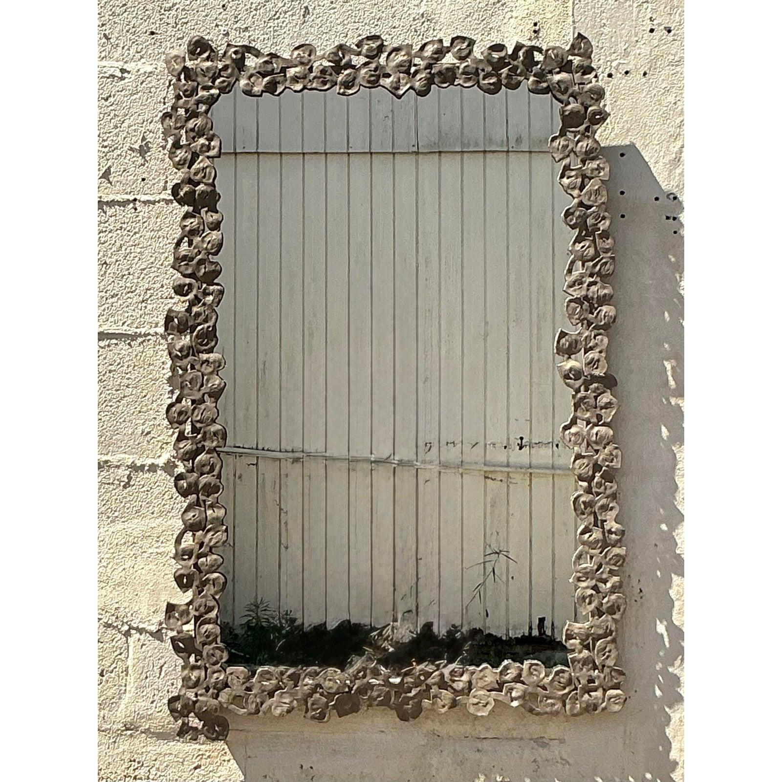 Miroir vintage Boho à anneau floral en métal Hammeré Bon état - En vente à West Palm Beach, FL