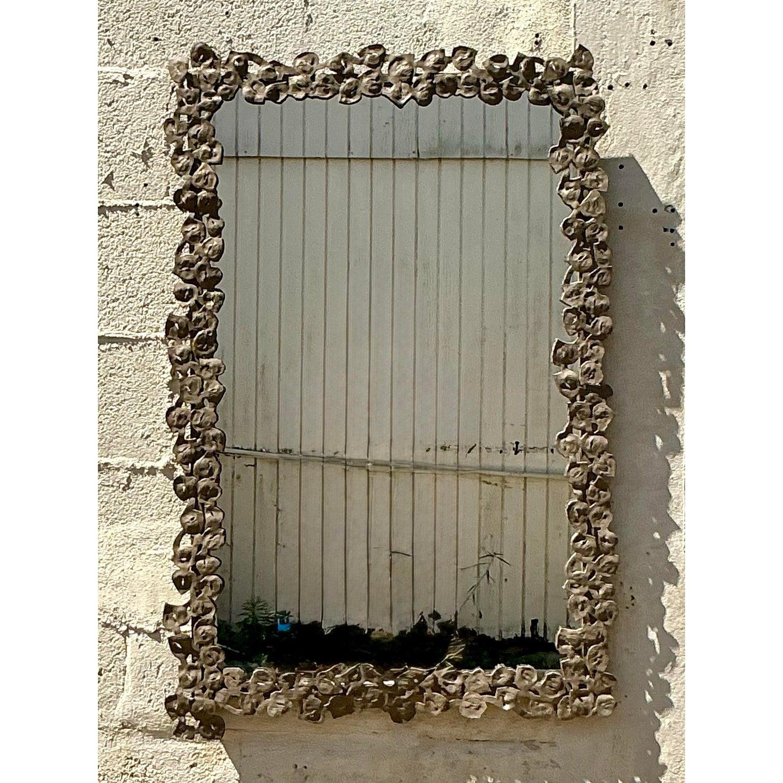 20ième siècle Miroir vintage Boho à anneau floral en métal Hammeré en vente