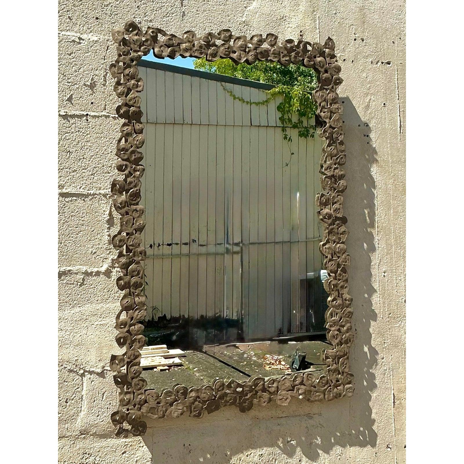 Miroir vintage Boho à anneau floral en métal Hammeré en vente 1
