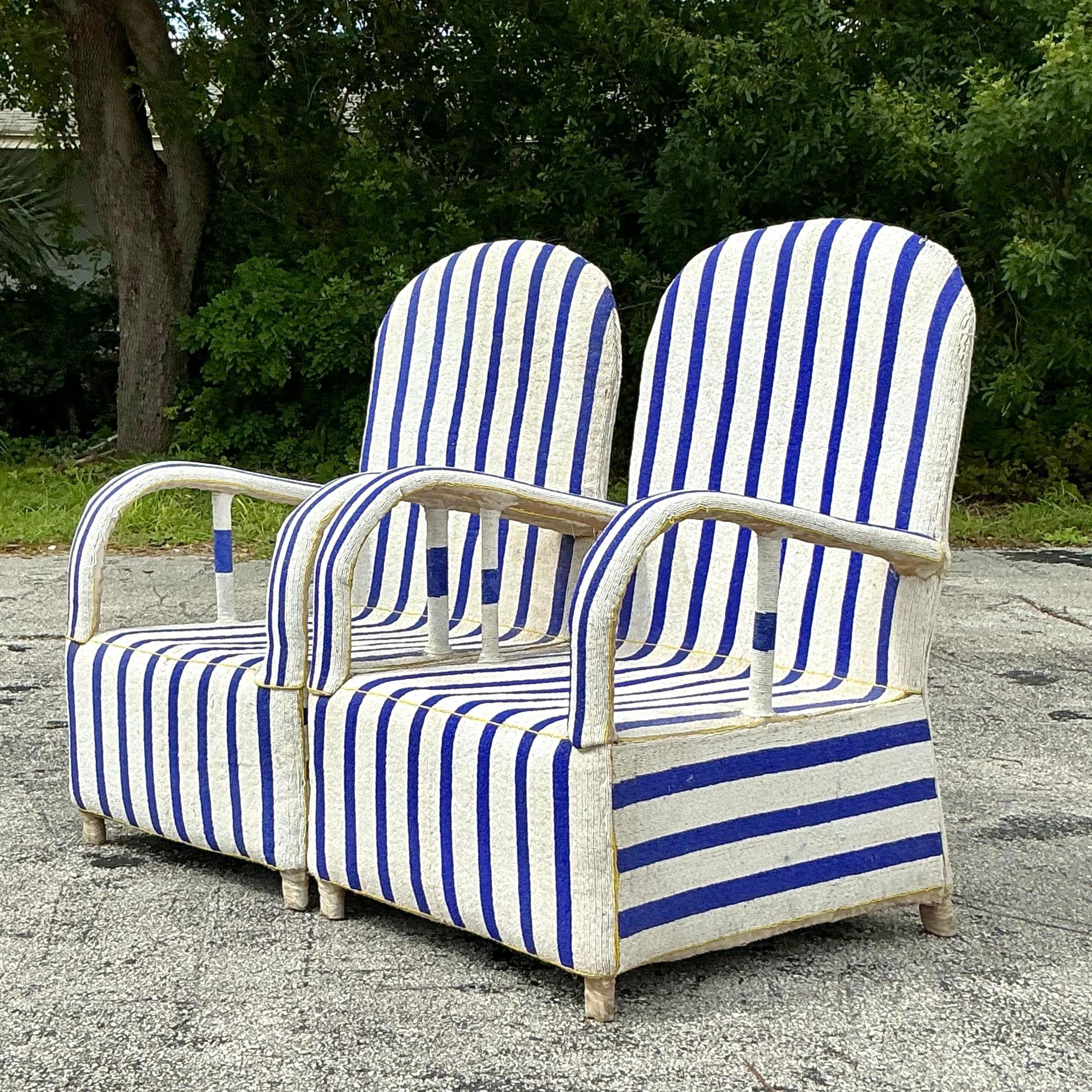Ajoutez une touche unique d'art et de confort à votre espace avec ces chaises longues Vintage Boho perlées à la main. Ces chaises uniques en leur genre présentent des détails complexes, perlés à la main, qui ornent magnifiquement les cadres, mêlant