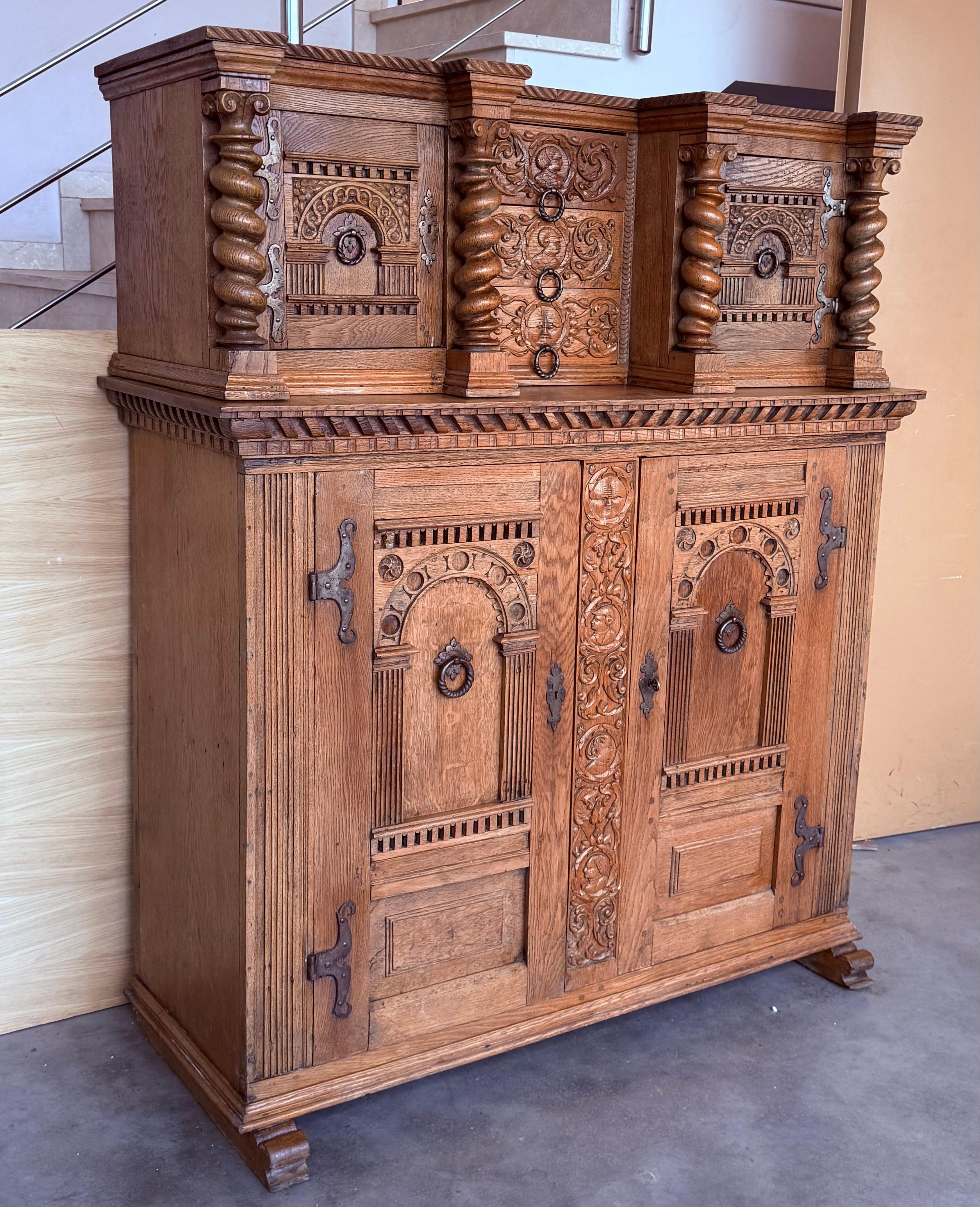 Questo mobile vintage boho olandese è un pezzo splendidamente intagliato a mano che unisce l'artigianato del vecchio mondo al fascino eclettico. Caratterizzato da dettagli intricati e da una ricca patina, offre stile e funzionalità. Grazie al suo