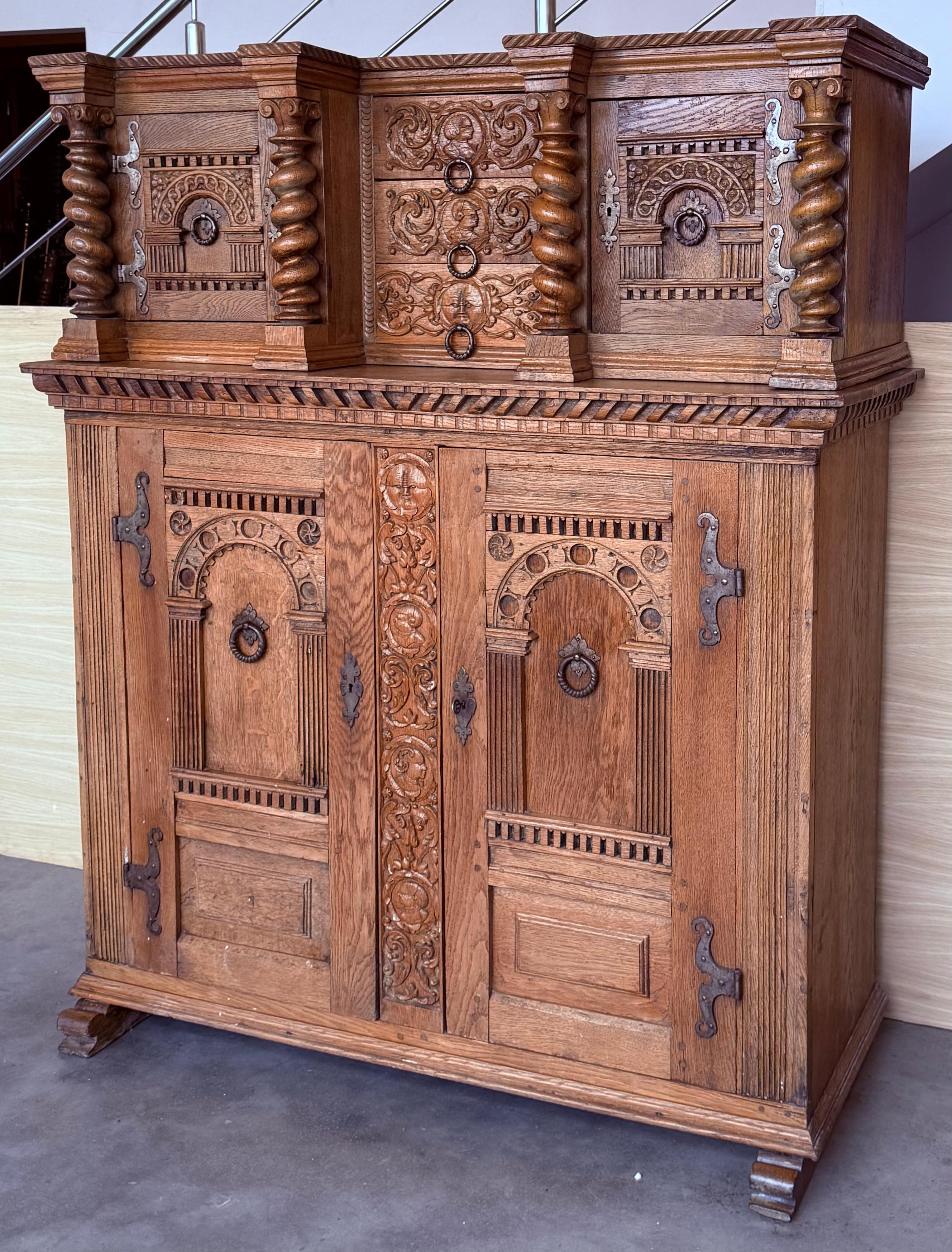 Cabinet Vintage By intagliato a mano In condizioni buone in vendita a Miami, FL