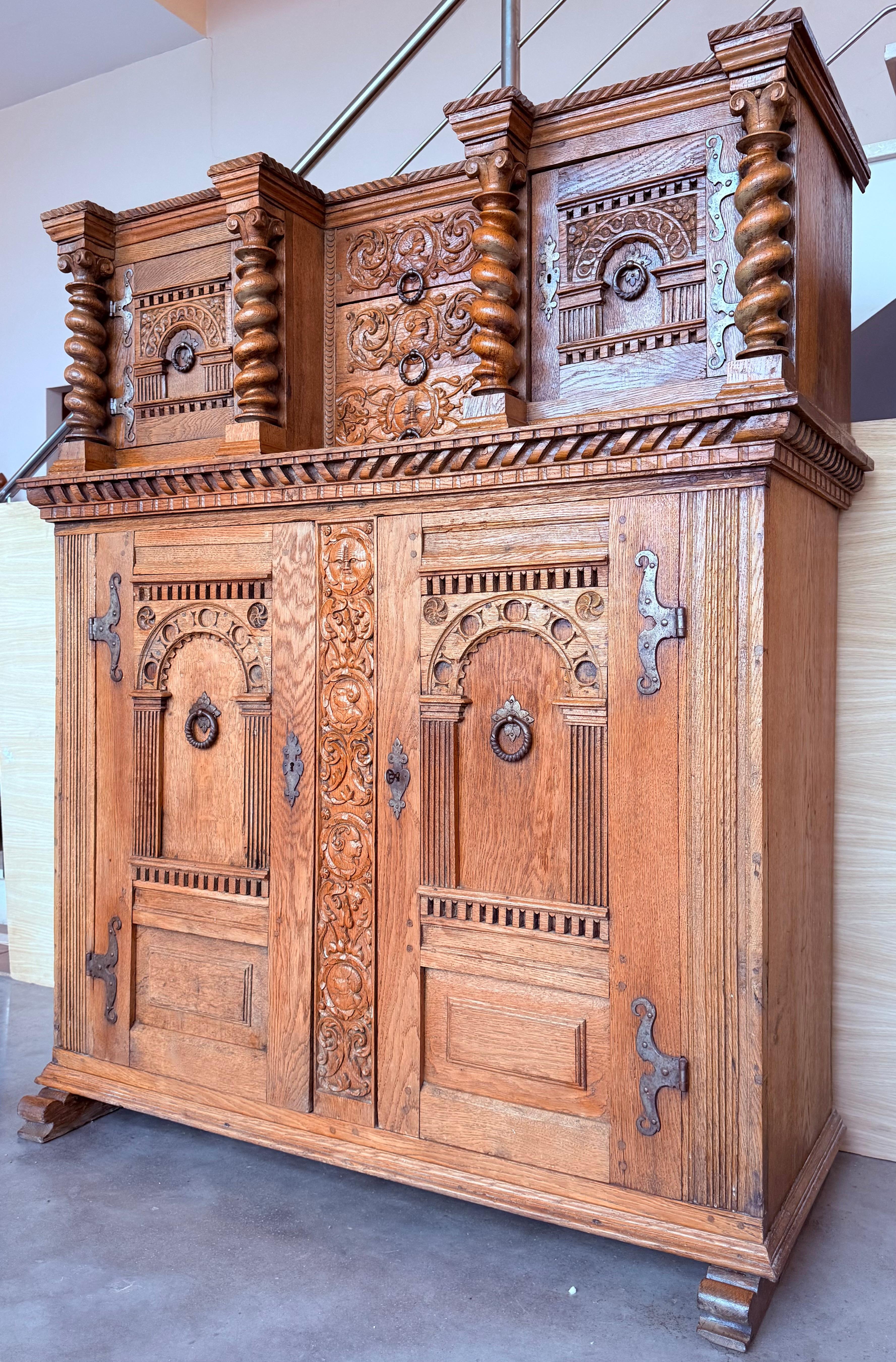Noce Cabinet Vintage By intagliato a mano in vendita