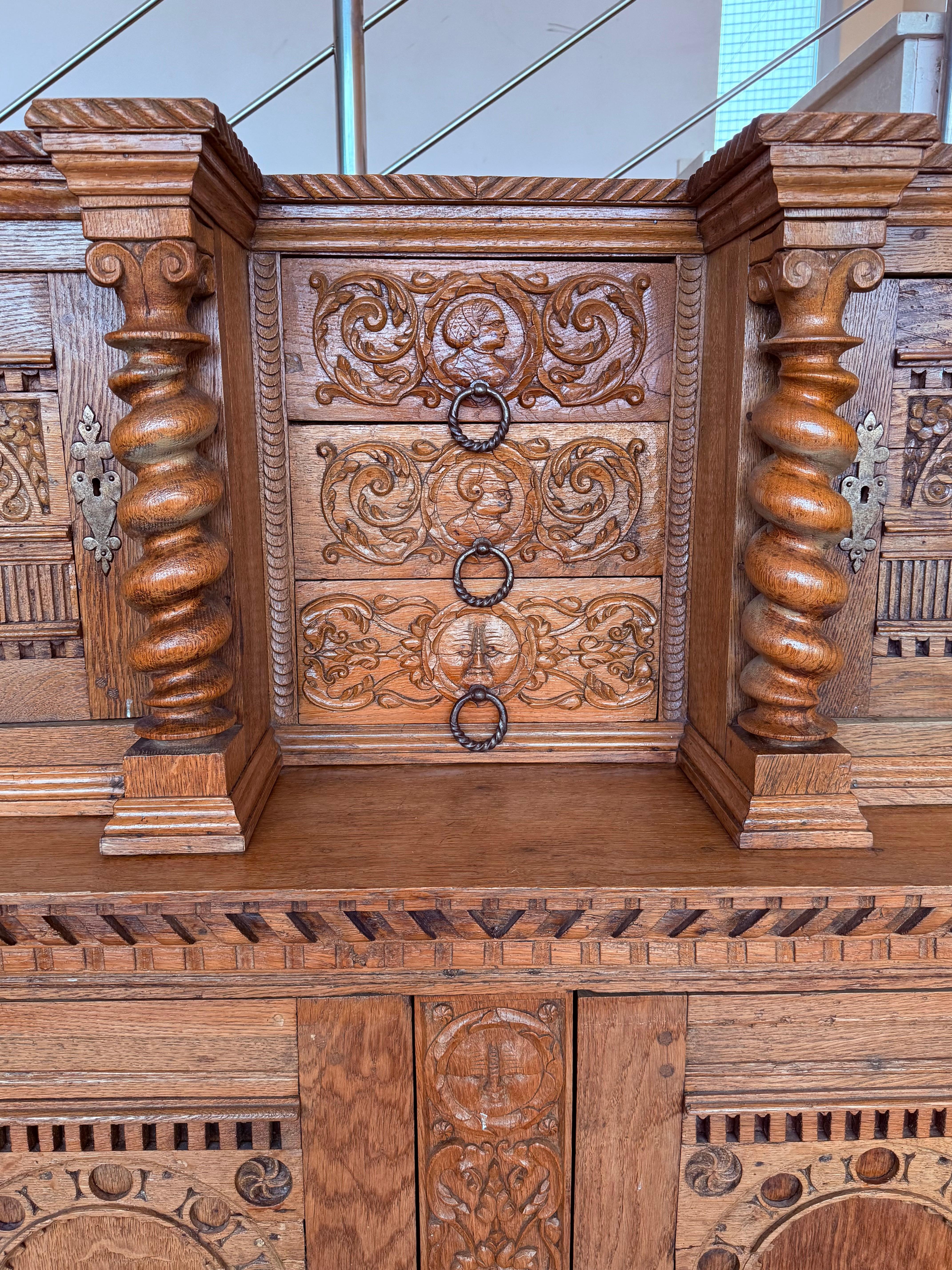 Armoire hollandaise vintage Boho sculptée à la main en vente 3
