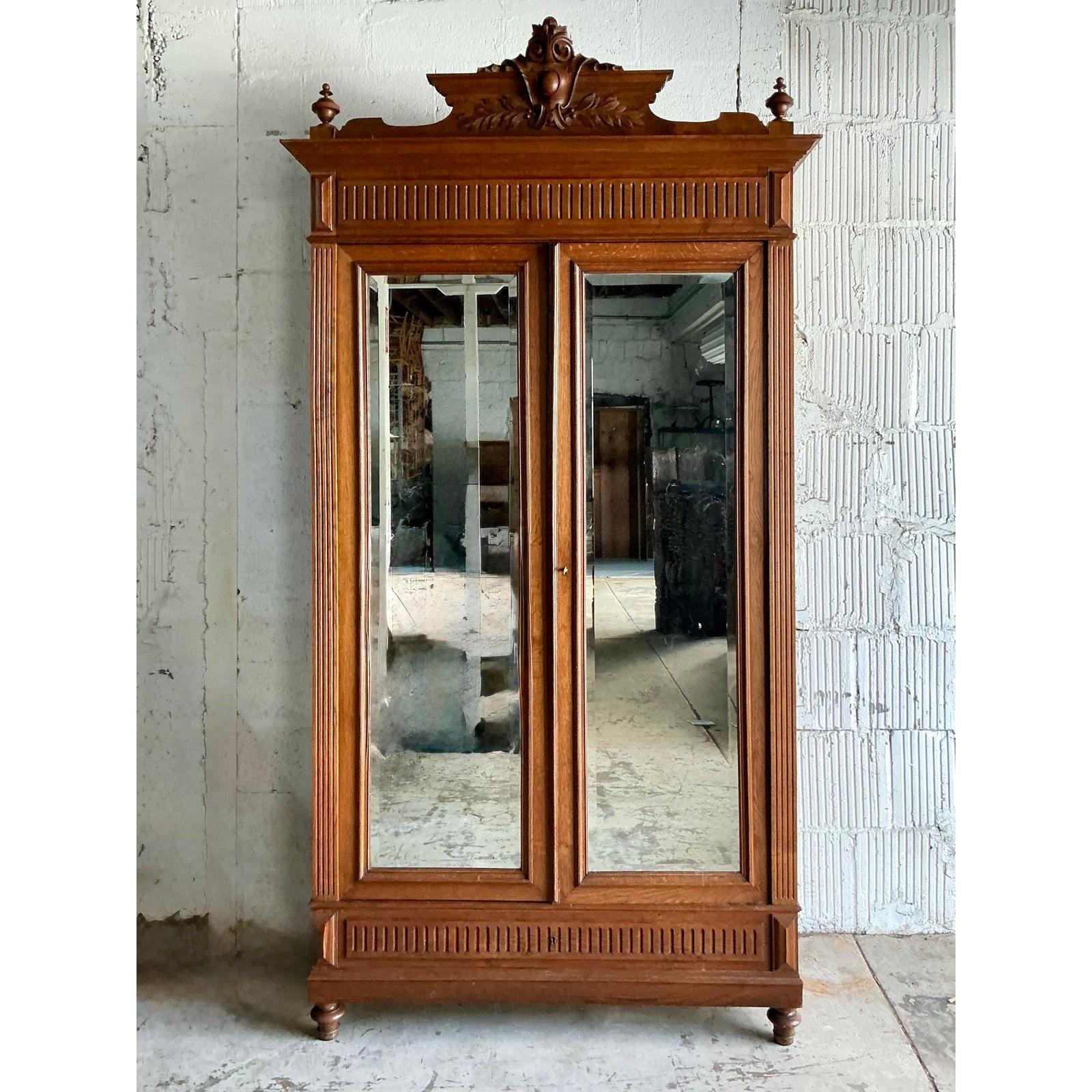 Vintage Boho Hand Carved Eastlake Linen Press (Viktorianisch) im Angebot