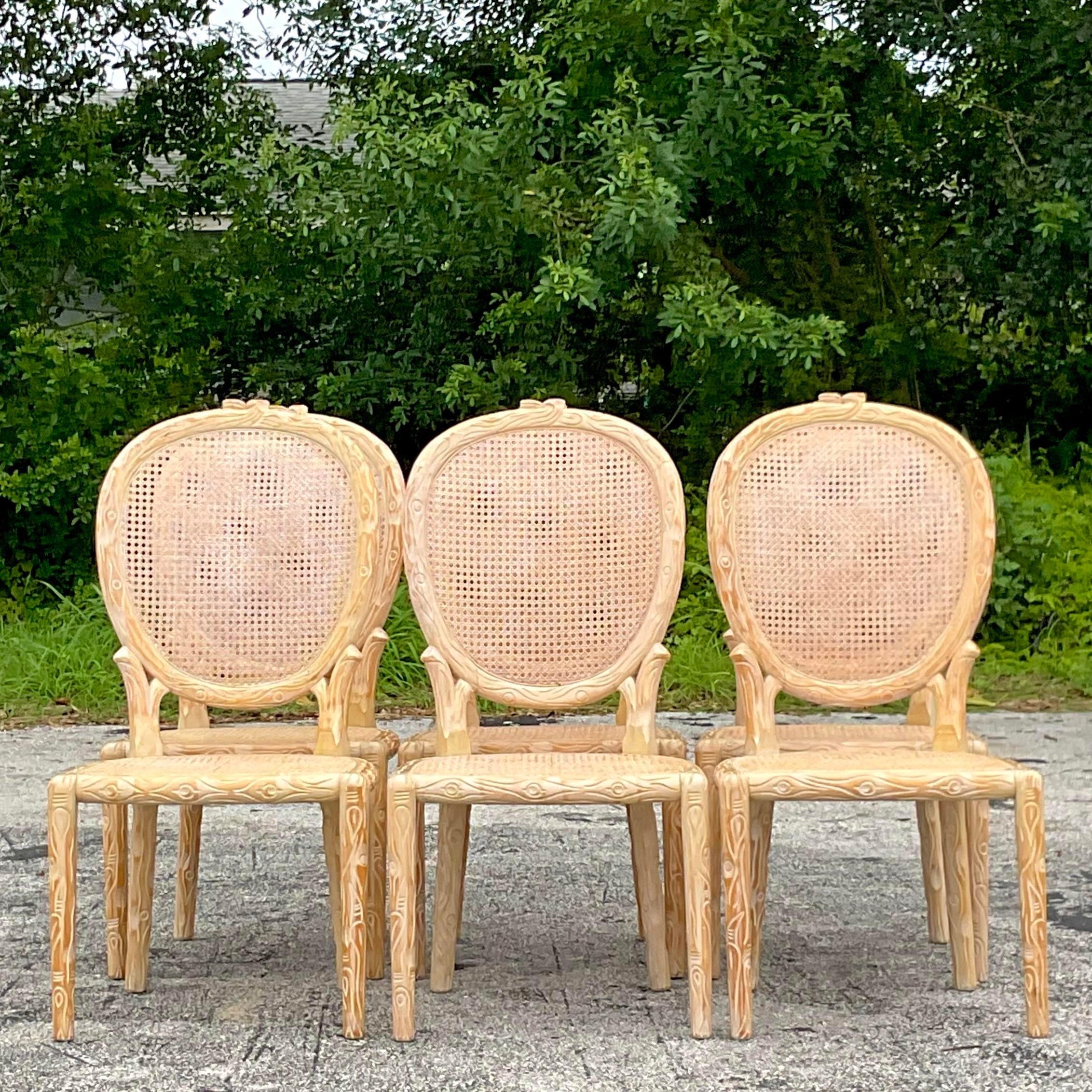 Chaises de salle à manger bohème vintage sculptées à la main en faux bois - Lot de 6 Bon état - En vente à west palm beach, FL