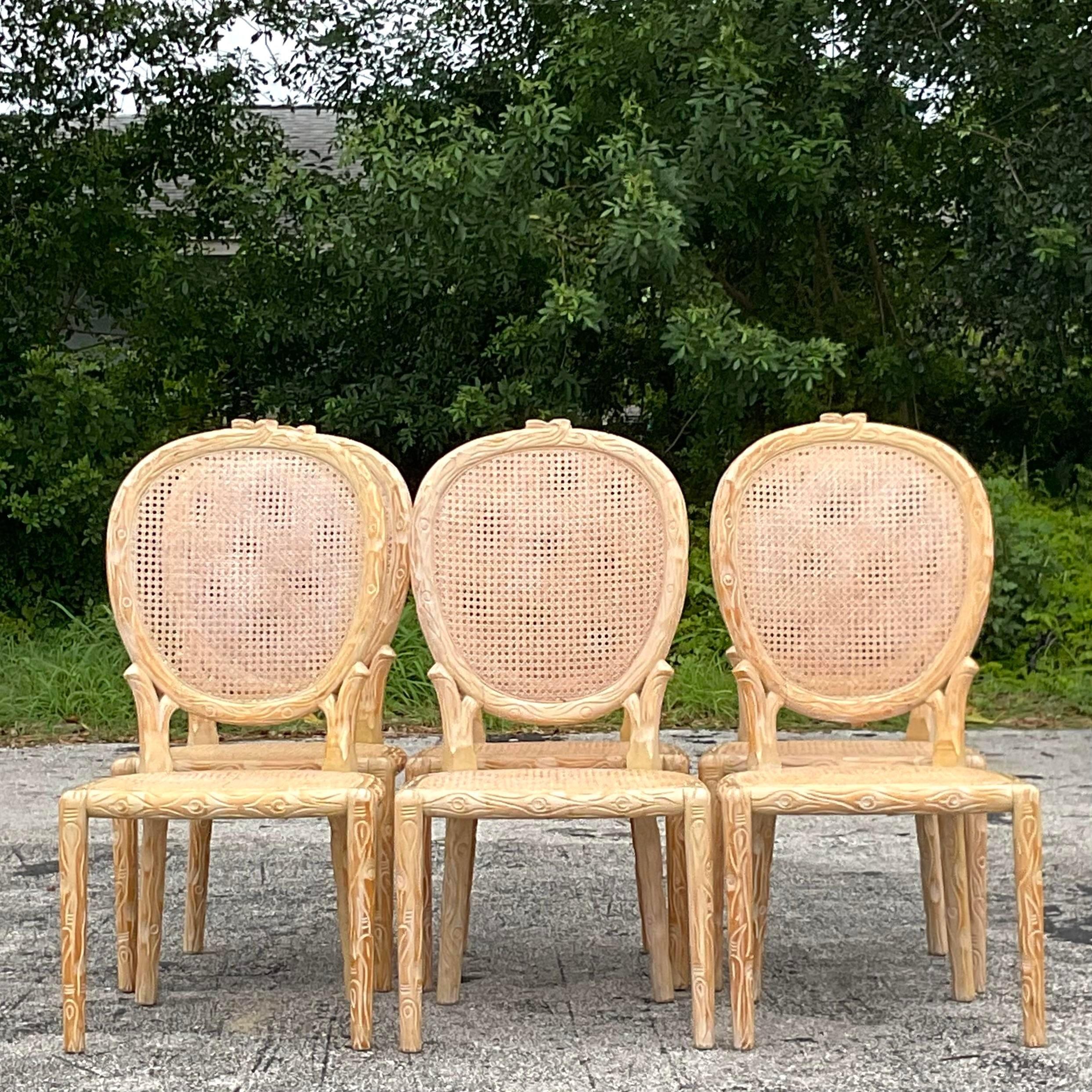 Rotin Chaises de salle à manger bohème vintage sculptées à la main en faux bois - Lot de 6 en vente