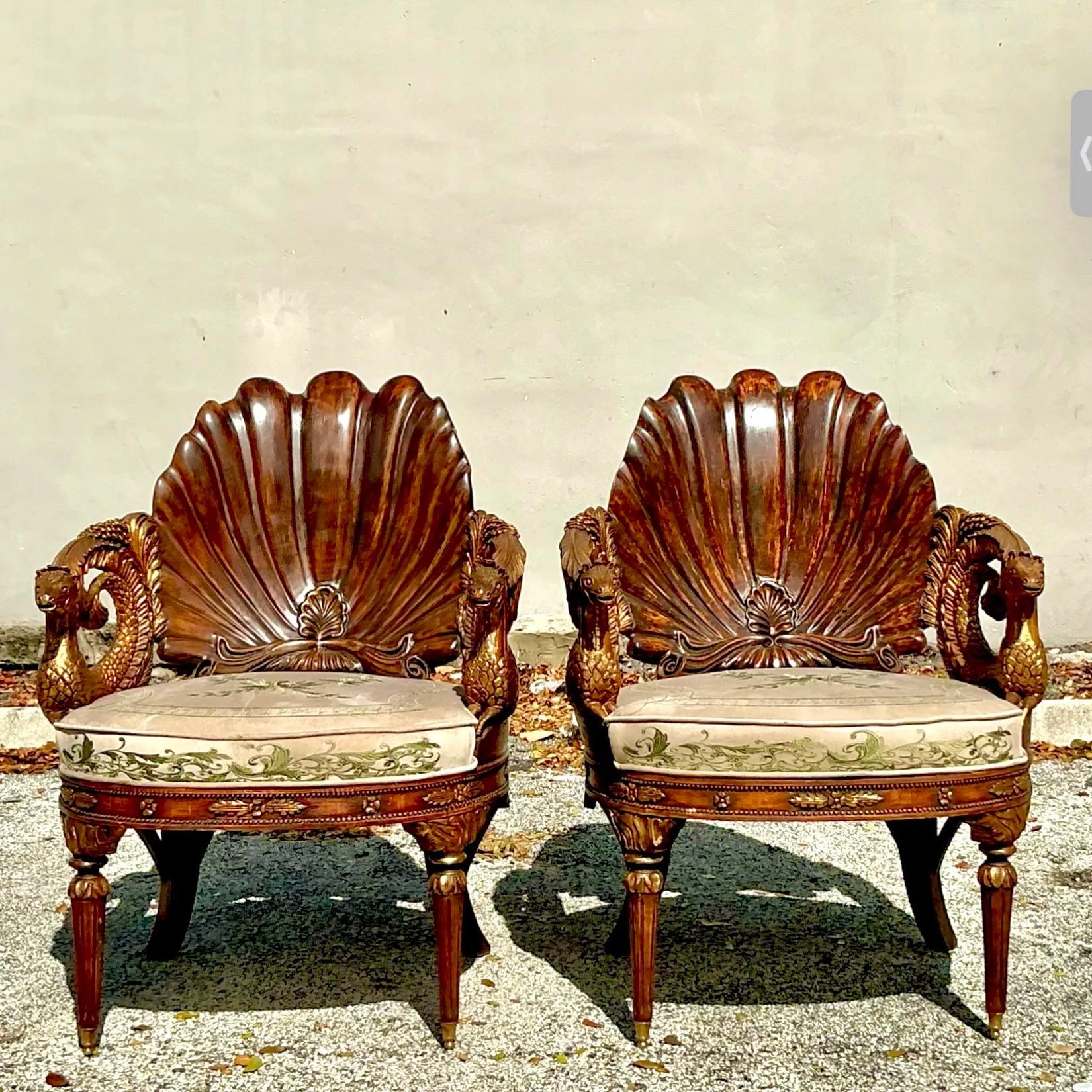 Une paire frappante de chaises de grotte boho vintage, sculptées à la main avec des détails complexes qui témoignent d'un savoir-faire exceptionnel. Ces chaises présentent des designs organiques inspirés de la nature, mêlant l'élégance à une touche