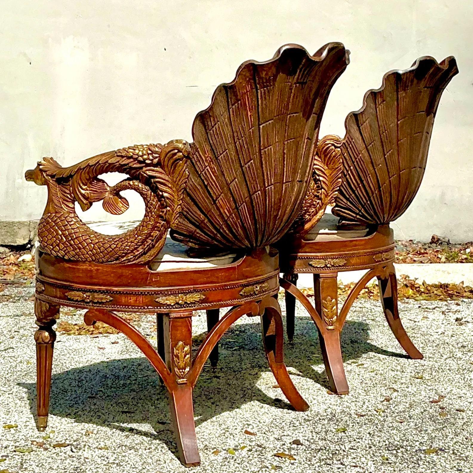 Hollywood Regency Chaises Grotto Vintage Boho sculptées à la main - une paire en vente