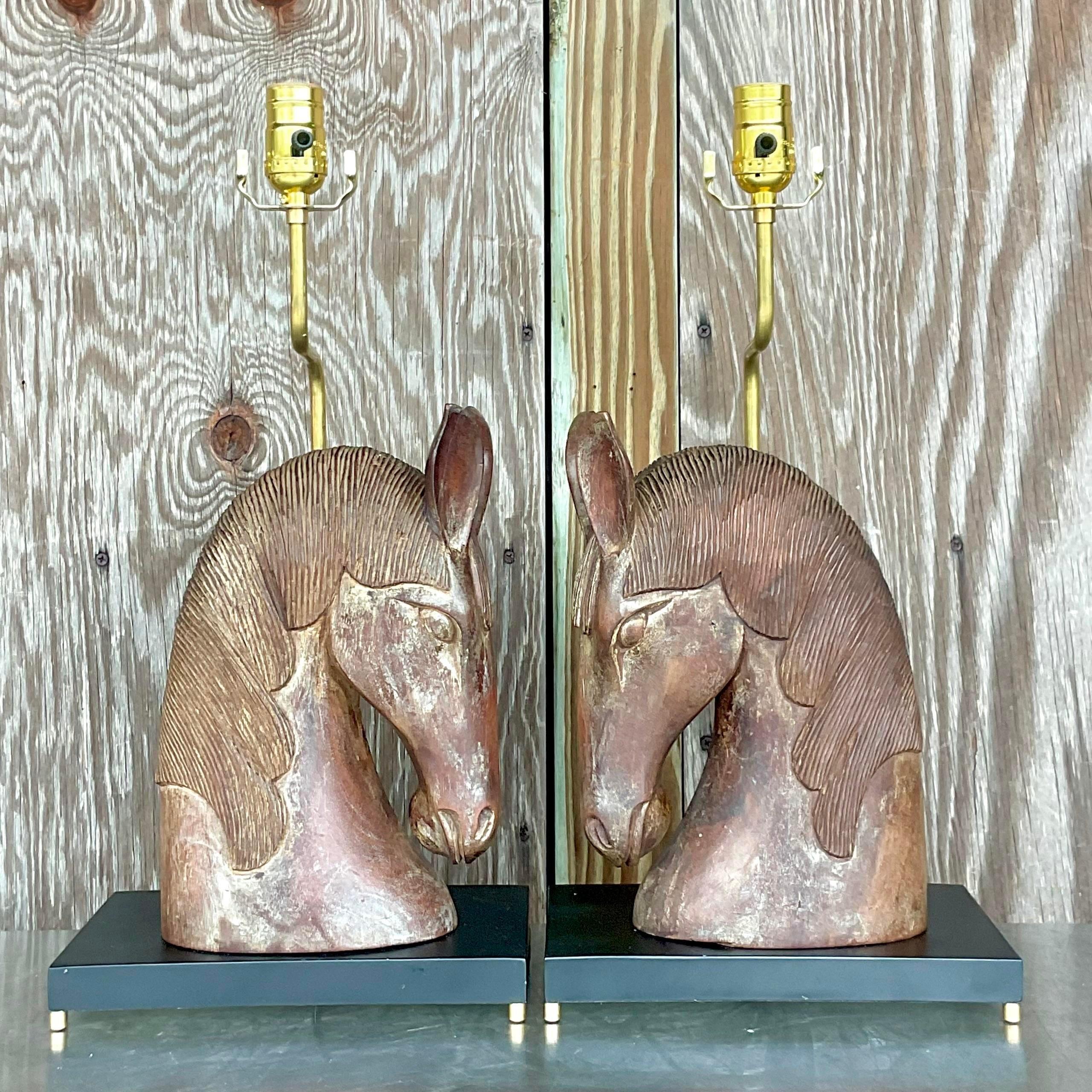 Une paire frappante de lampes de table Boho vintage. Chic tête de cheval en bois sculptée à la main avec une attention particulière aux détails. Entièrement restauré avec tous les nouveaux câblages, quincailleries et plinthes. Acquis d'une propriété