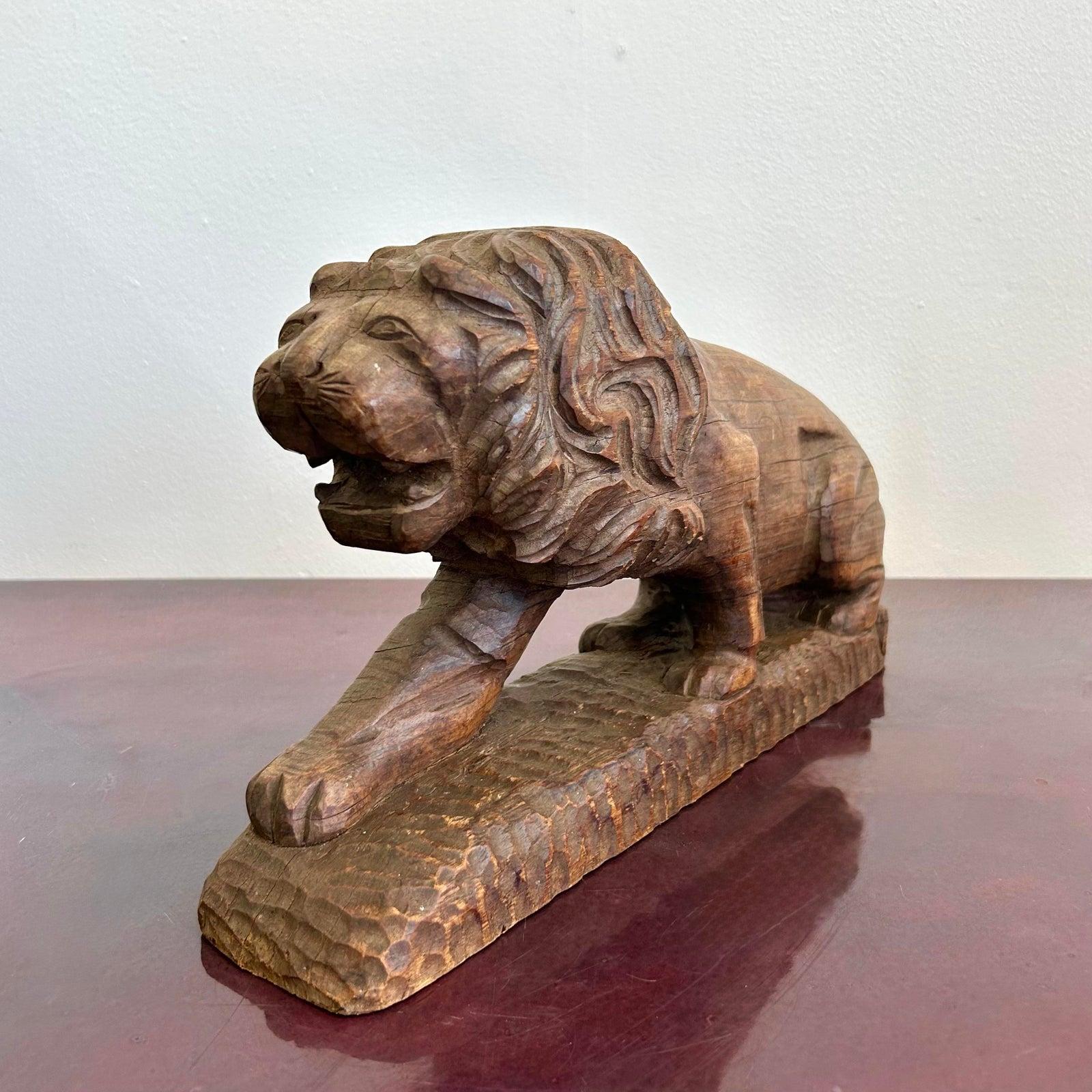 Mid-Century moderno Scultura di leone vintage intagliata a mano in stile bohémien in vendita