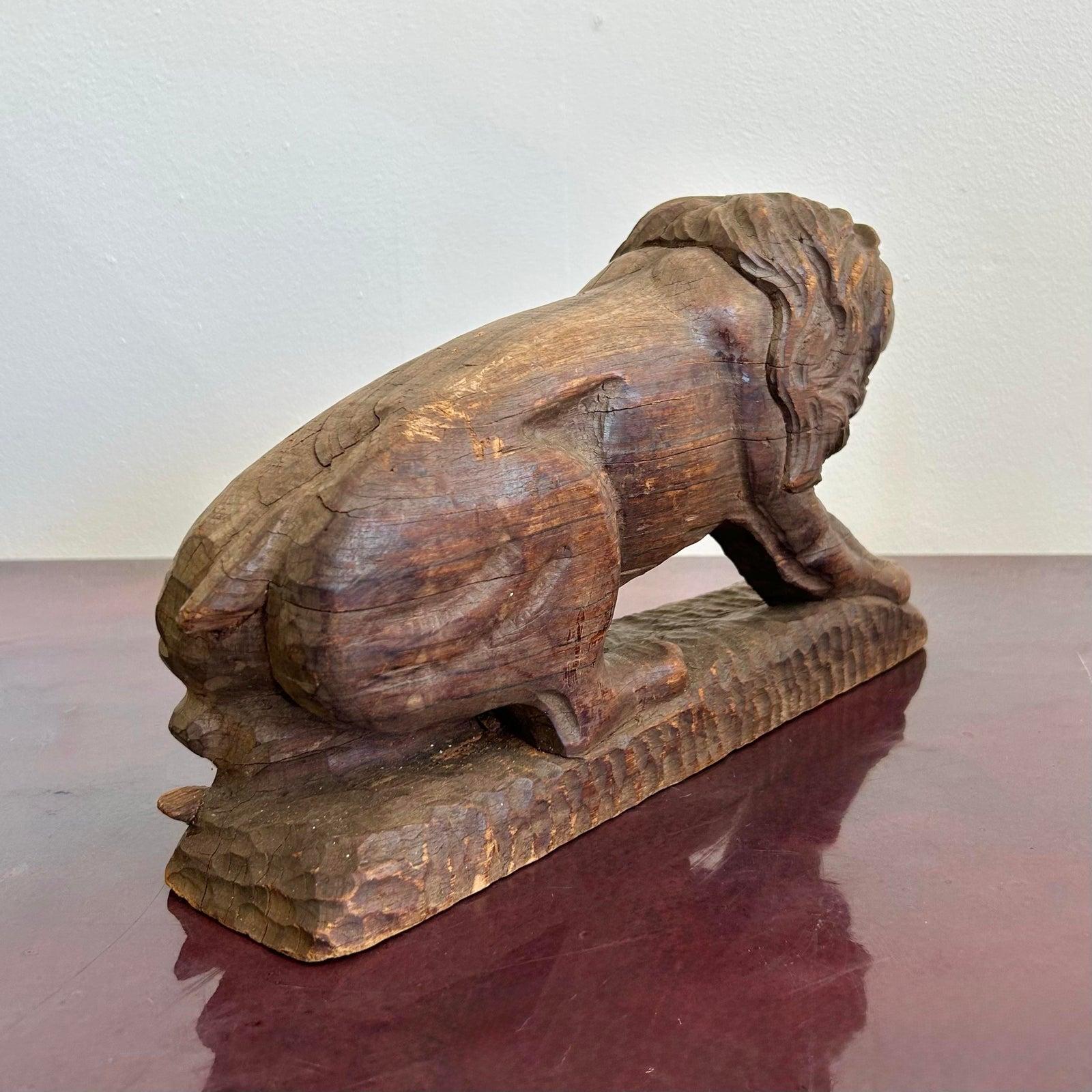 Americano Scultura di leone vintage intagliata a mano in stile bohémien in vendita