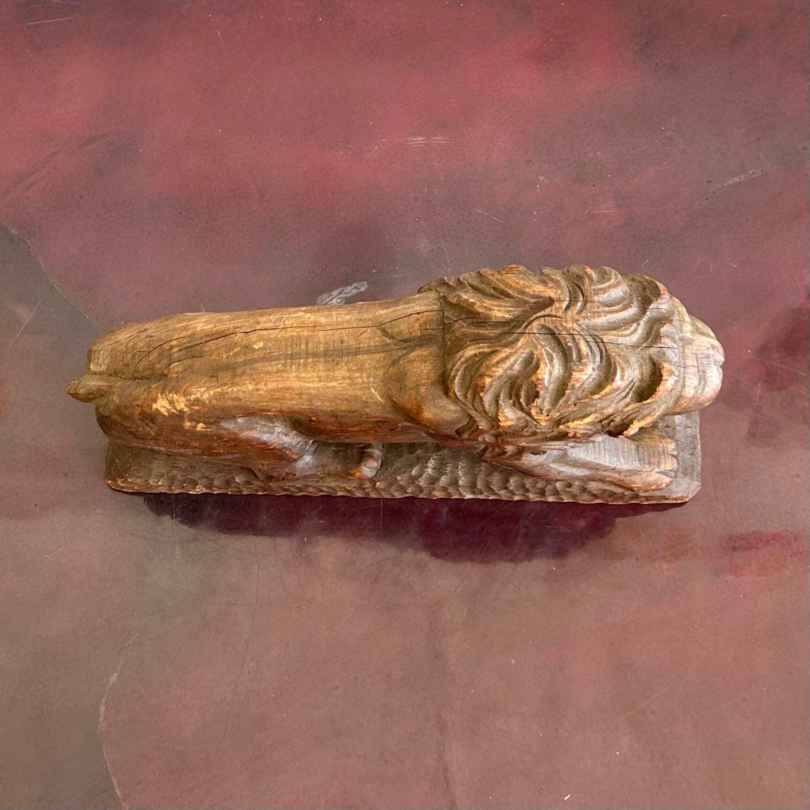 Legno Scultura di leone vintage intagliata a mano in stile bohémien in vendita