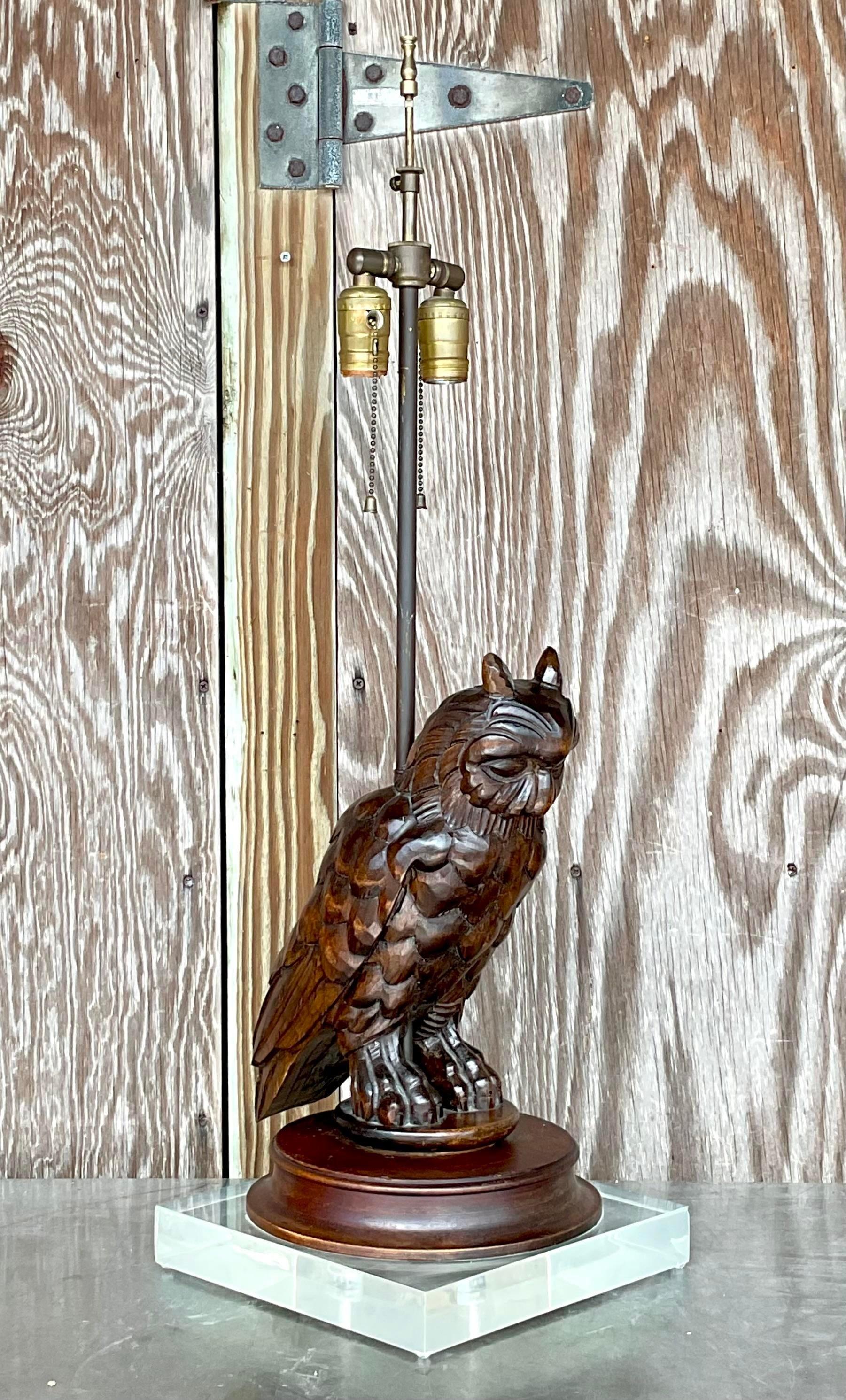 Lampada vintage Boho con gufo intagliato a mano su lucite - 1550 in vendita 4