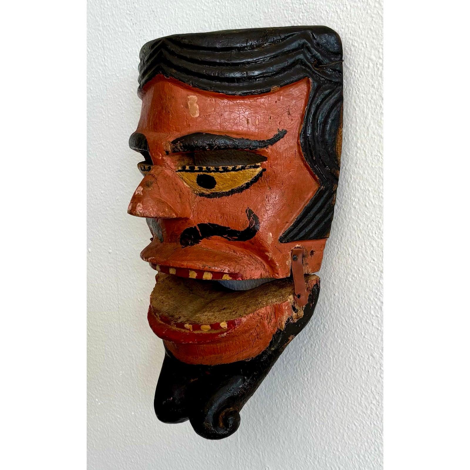 Americano Maschera vintage Boho intagliata a mano e dipinta su legno in vendita