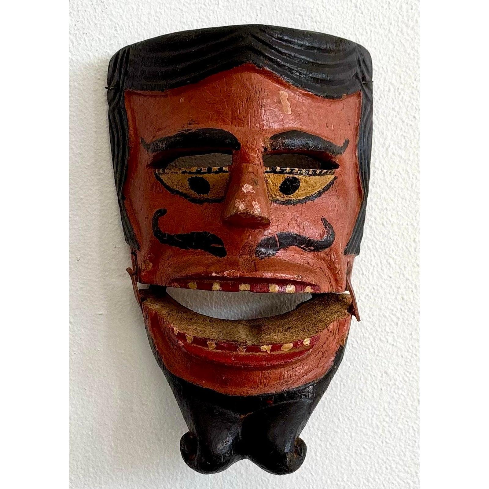 Maschera vintage Boho intagliata a mano e dipinta su legno In condizioni buone in vendita a West Palm Beach, FL