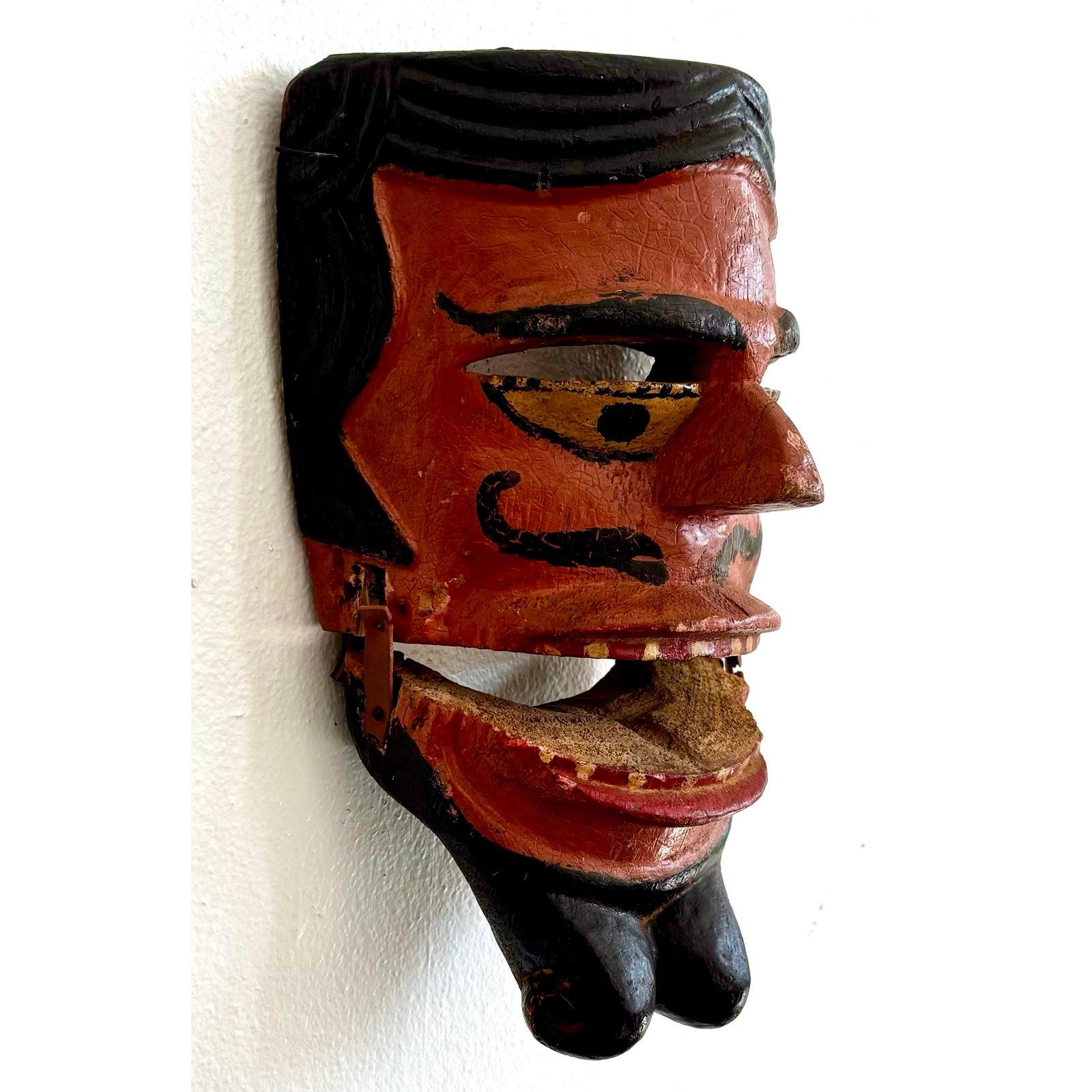 XX secolo Maschera vintage Boho intagliata a mano e dipinta su legno in vendita