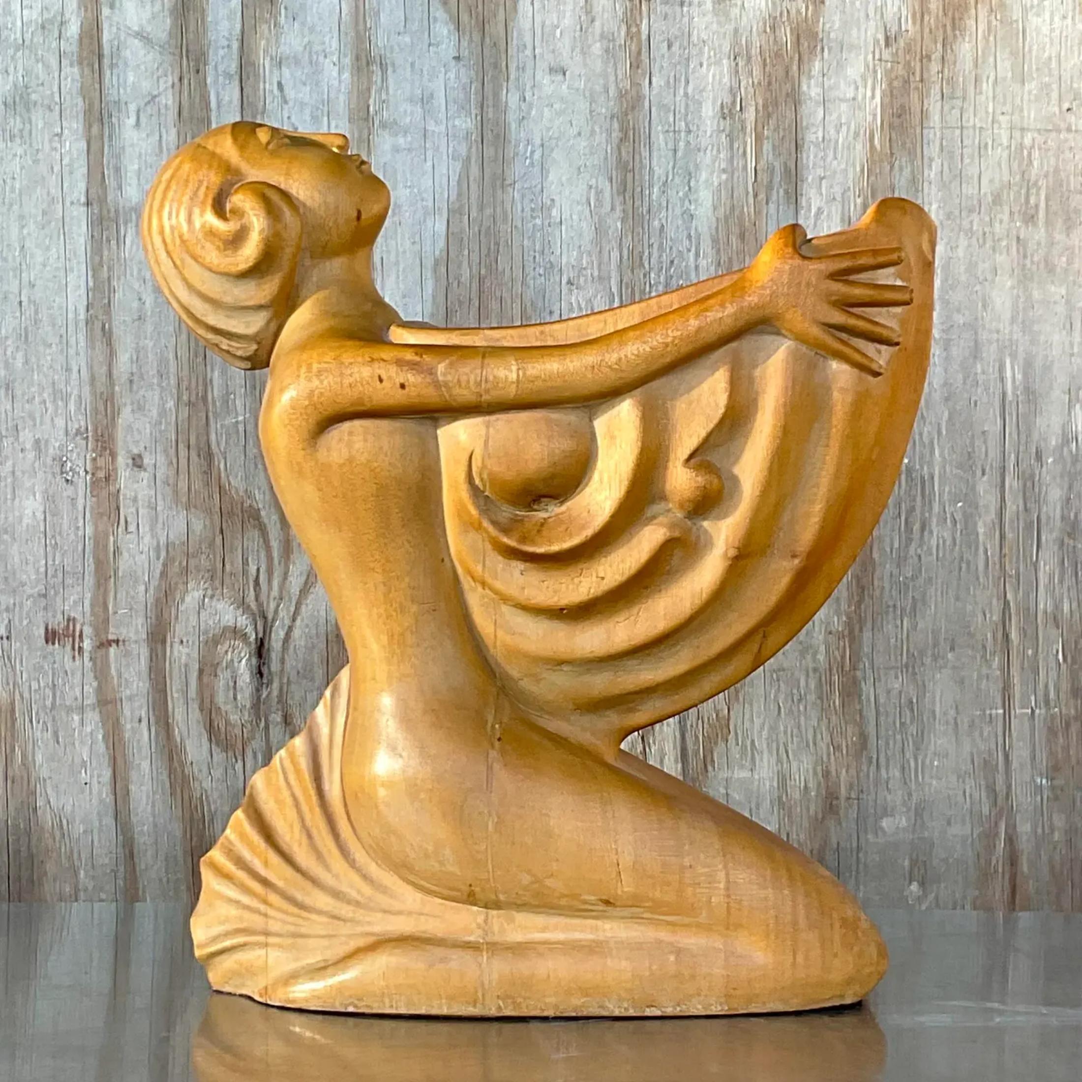 Una favolosa figura vintage Boho in legno intagliata a mano. Una bellissima costruzione in legno di una bella signora che tiene in mano una grande conchiglia. Acquistata da una proprietà di Palm Beach
