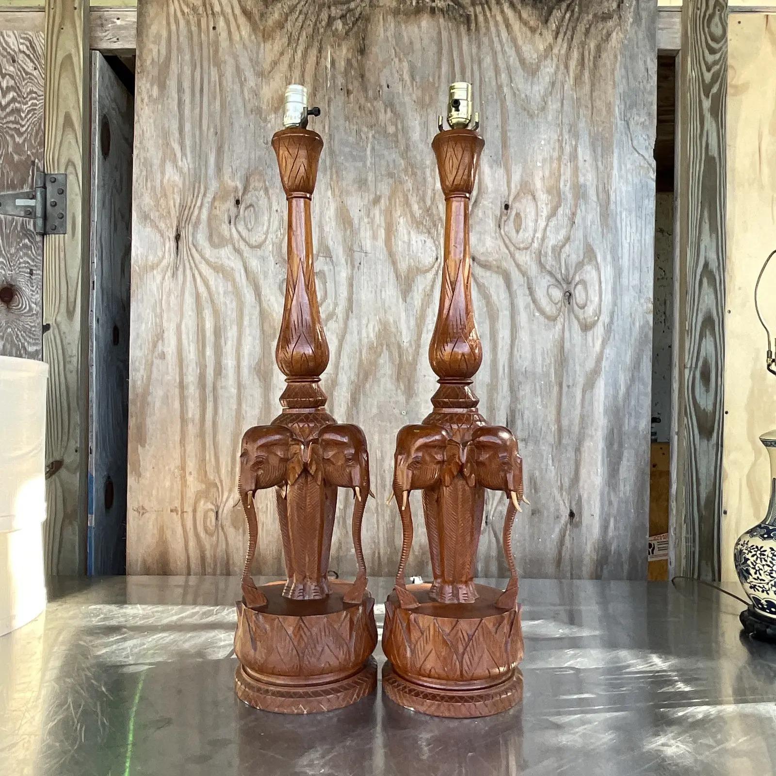 Bois Lampe de table vintage Boho Trio d'éléphants sculptés à la main - une paire en vente