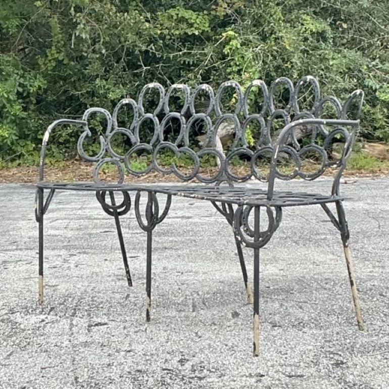 Ce banc vintage boho forgé à la main en forme de fer à cheval allie artisanat rustique et charme éclectique. Le design unique en fer à cheval et le travail artisanal du métal en font une pièce d'apparat saisissante, parfaite pour donner du caractère
