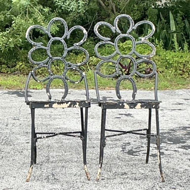 Améliorez votre espace avec cette paire saisissante de chaises Vintage Boho forgées à la main en forme de fer à cheval. Artistics en métal forgé à la main, ces chaises présentent un design unique inspiré du charme rustique des fers à cheval,
