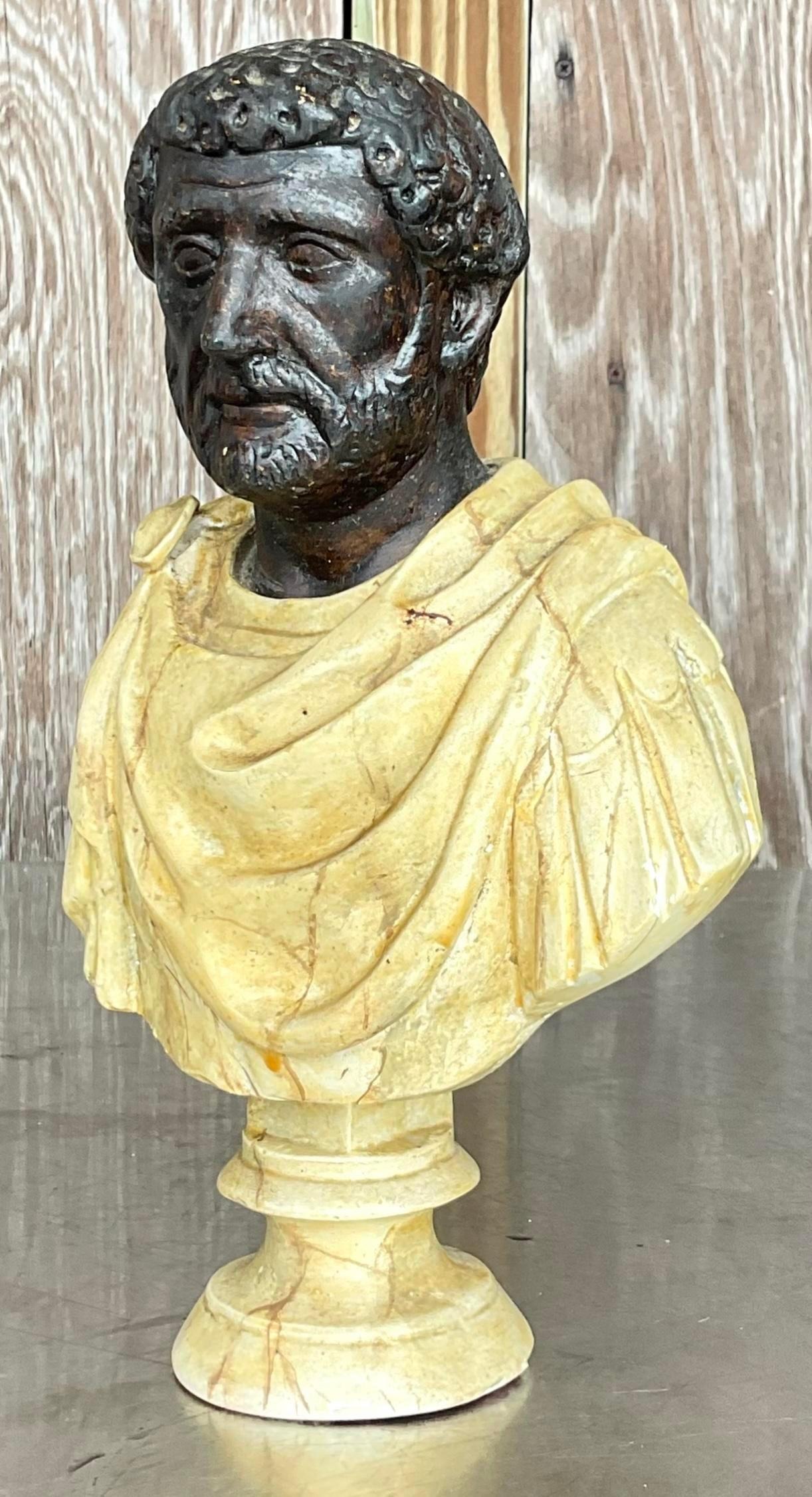 Introduisez une touche artistique dans votre espace avec ce buste d'homme peint à la main Vintage By. Méticuleusement détaillée et vivement colorée, cette pièce unique allie le charme bohème à l'art classique. Parfait pour ajouter une touche
