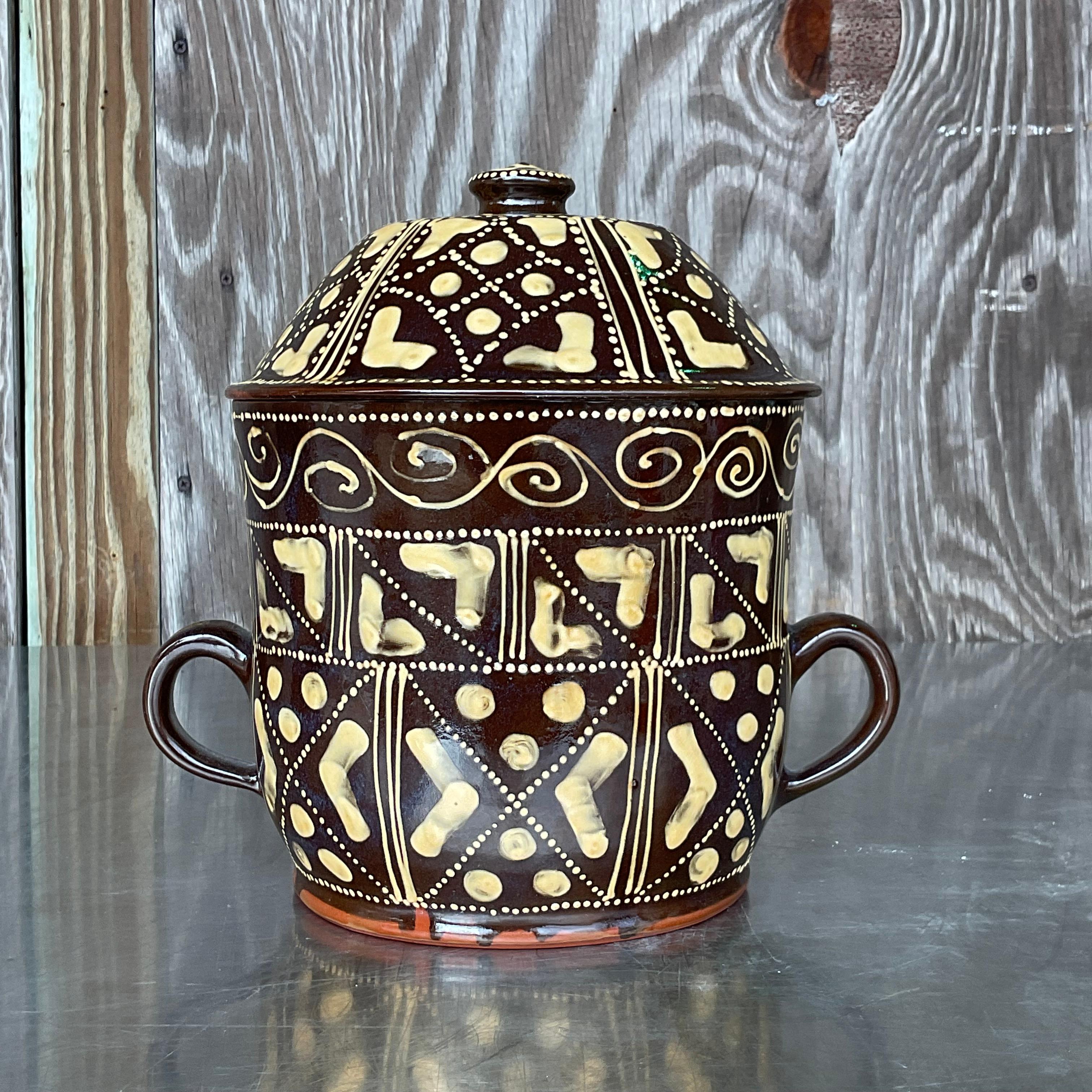 Ajoutez une touche de fantaisie à votre heure du thé avec notre Pot à Chocolat Vintage Boho en céramique peint à la main. Fabriquée avec un flair artistique et imprégnée du charme de la bohème, cette pièce exquise apporte une touche de couleur et de