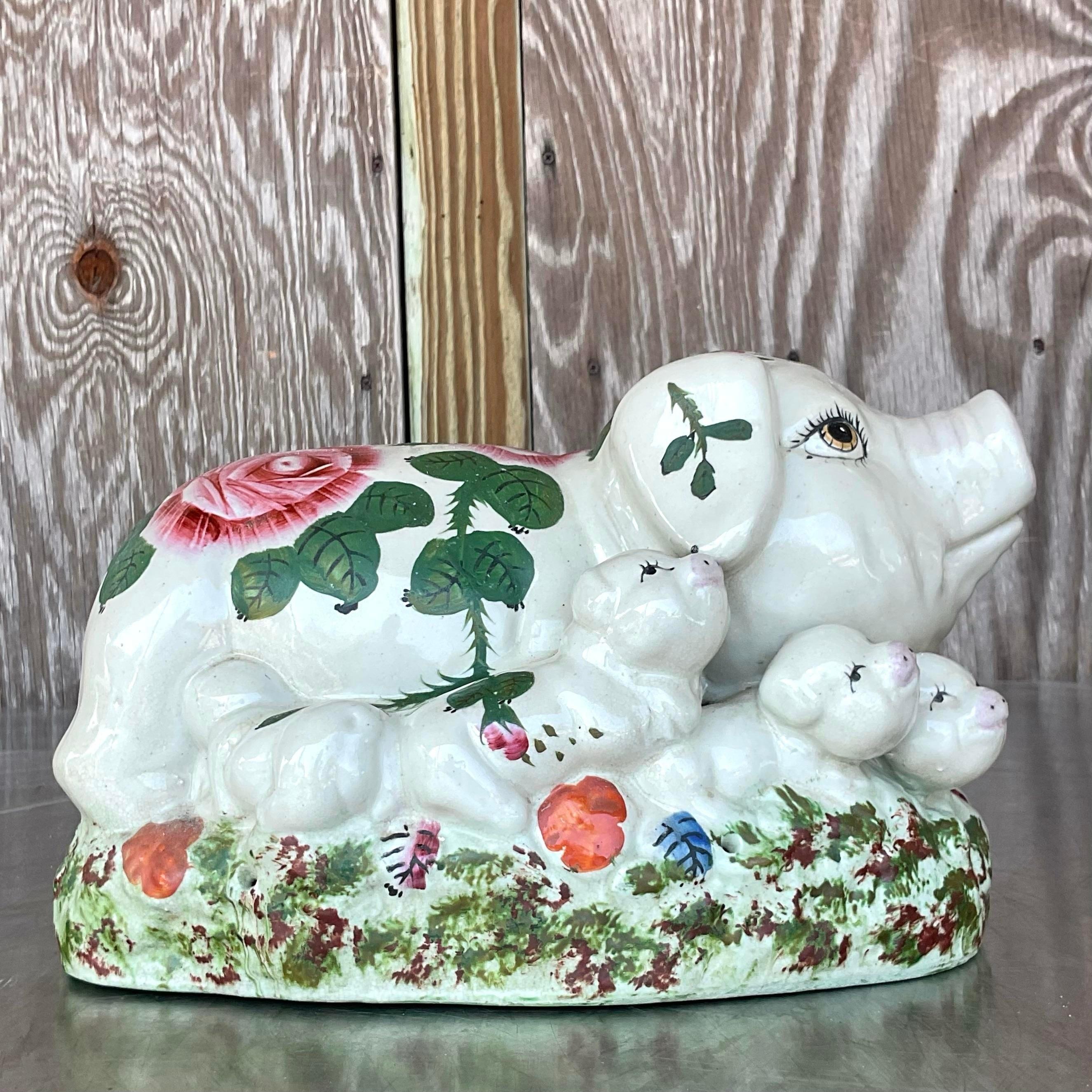 Aggiungi un tocco stravagante alla tua casa con questa famiglia di maiali in ceramica dipinta a mano Vintage Boho. Ricco di carattere e charme, questo delizioso set dona al tuo arredamento una giocosa atmosfera americana, perfetta per aggiungere un