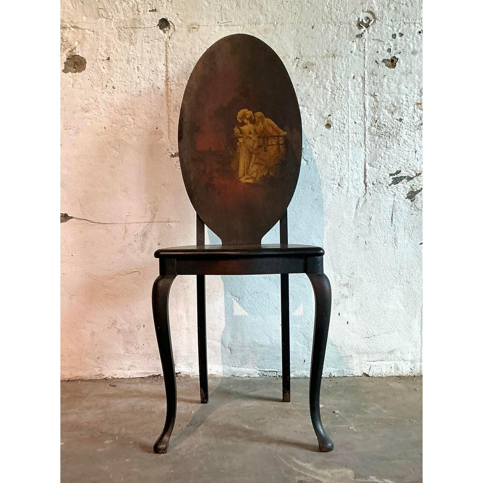 Captura un momento de romanticismo artístico con esta exquisita silla de acento vintage pintada a mano. Su elegante silueta, definida por graciosas patas cabriolé y un llamativo respaldo ovalado, sirve de dramático lienzo para una escena neoclásica