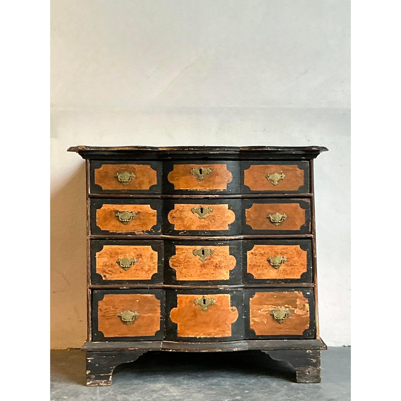 Arte popolare Cassettiera vintage dipinta a mano in stile boho in vendita