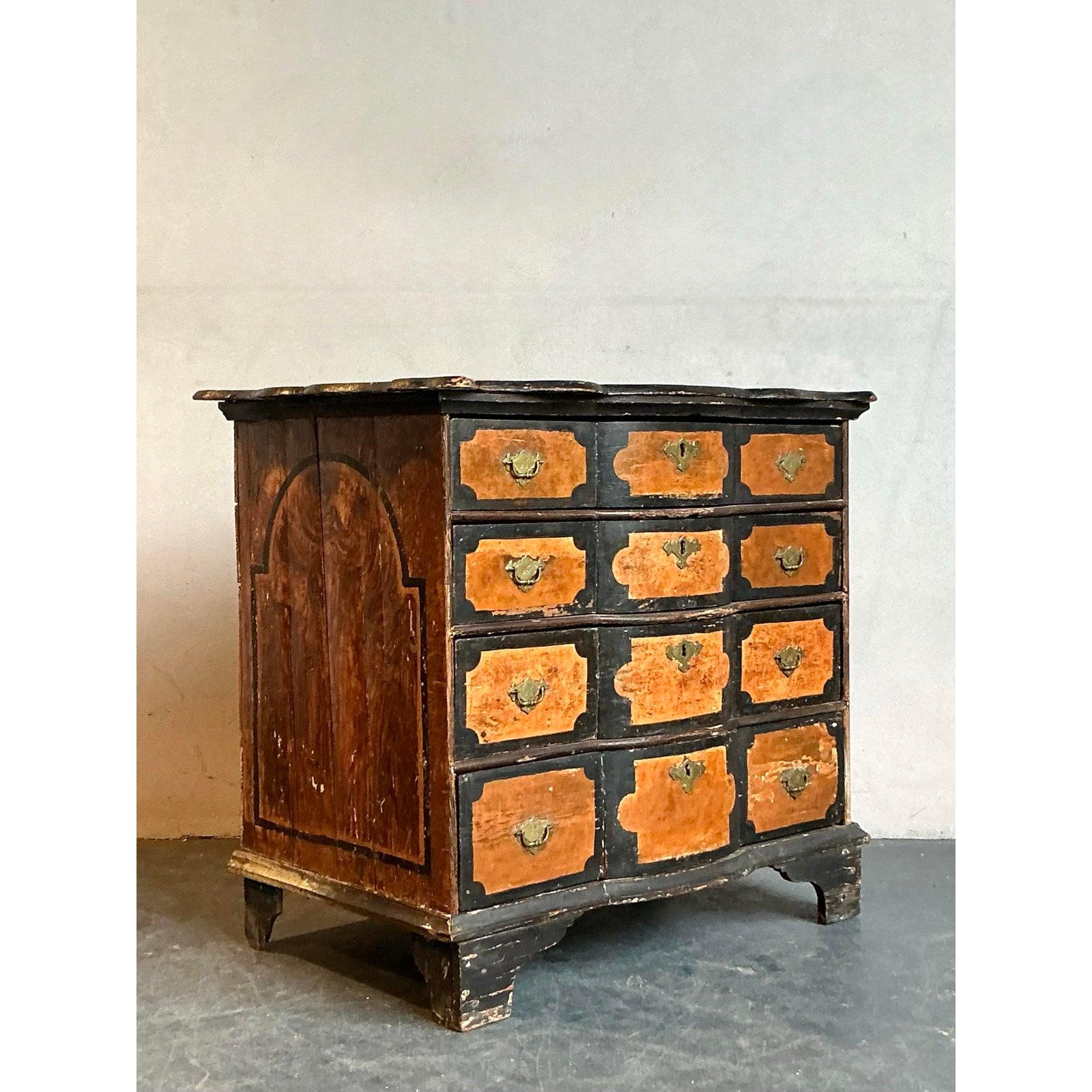 Americano Cassettiera vintage dipinta a mano in stile boho in vendita