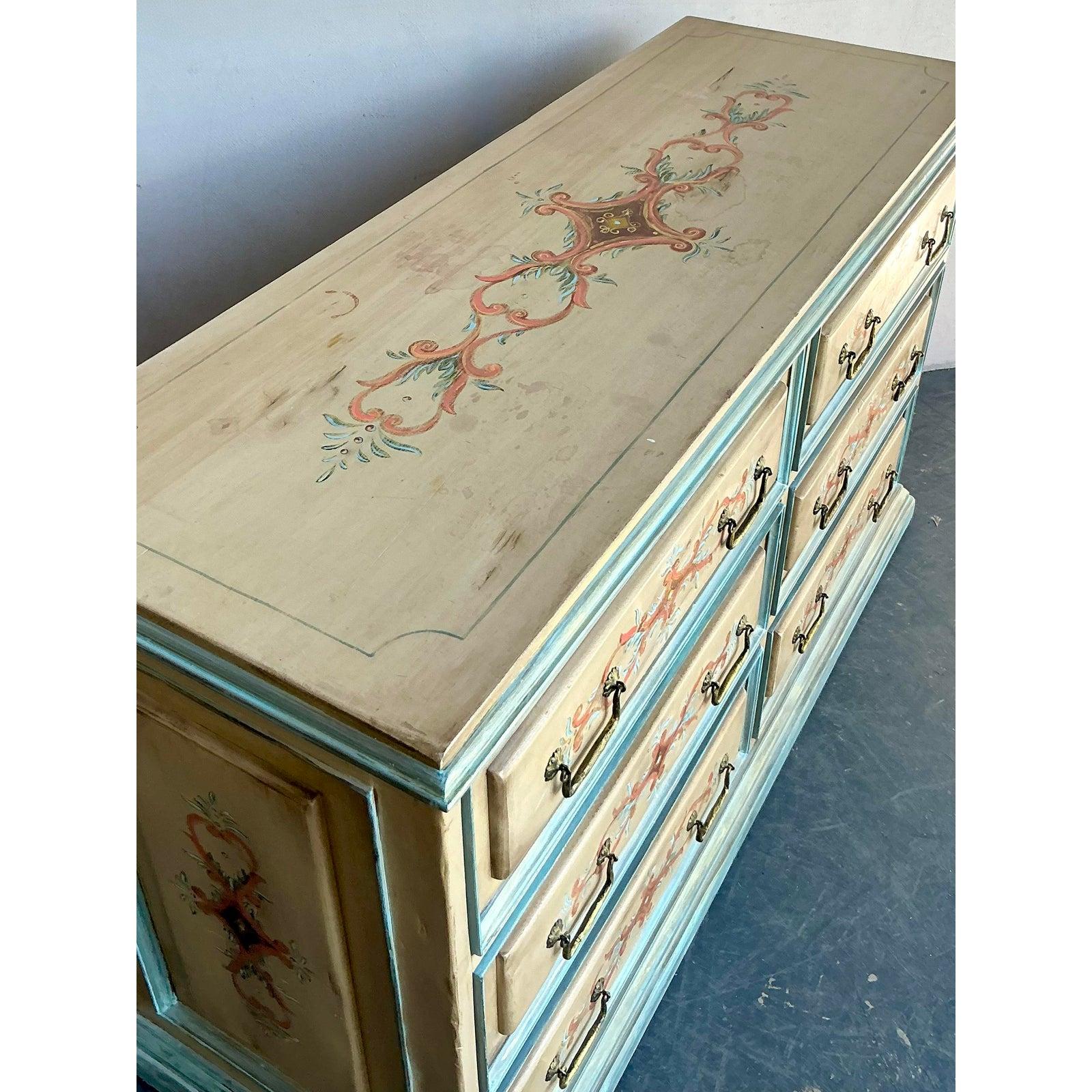 Questa incantevole toilette vintage offre un delizioso mix di design europeo rustico e raffinato, sapientemente rifinito con un motivo invecchiato e dipinto a mano. La cassettiera a sei cassetti presenta un fondo giallo-beige invecchiato, accentuato