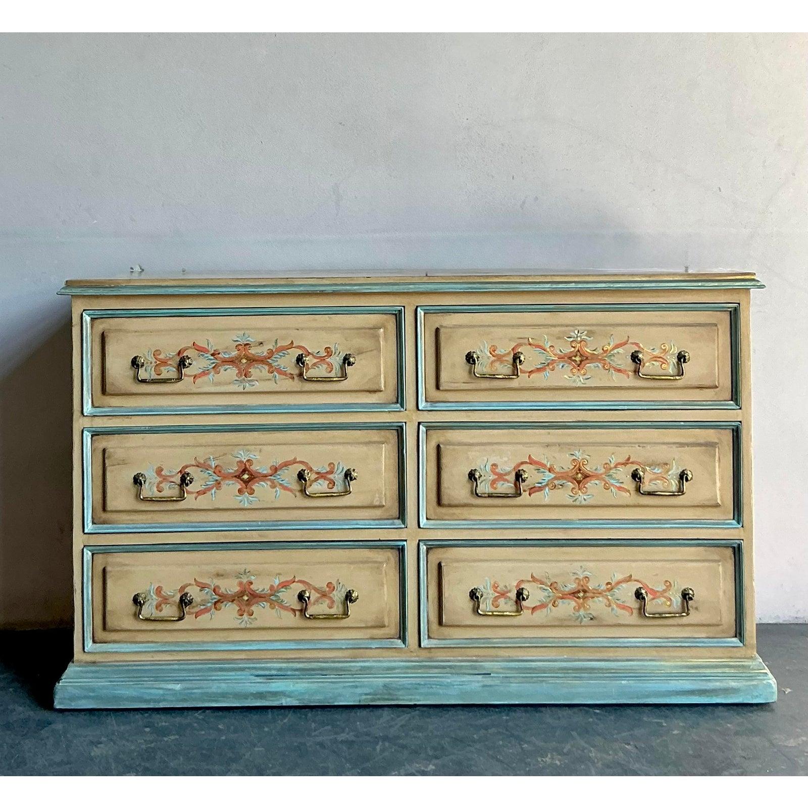 Rustico Cassettone vintage dipinto a mano in stile boho in vendita