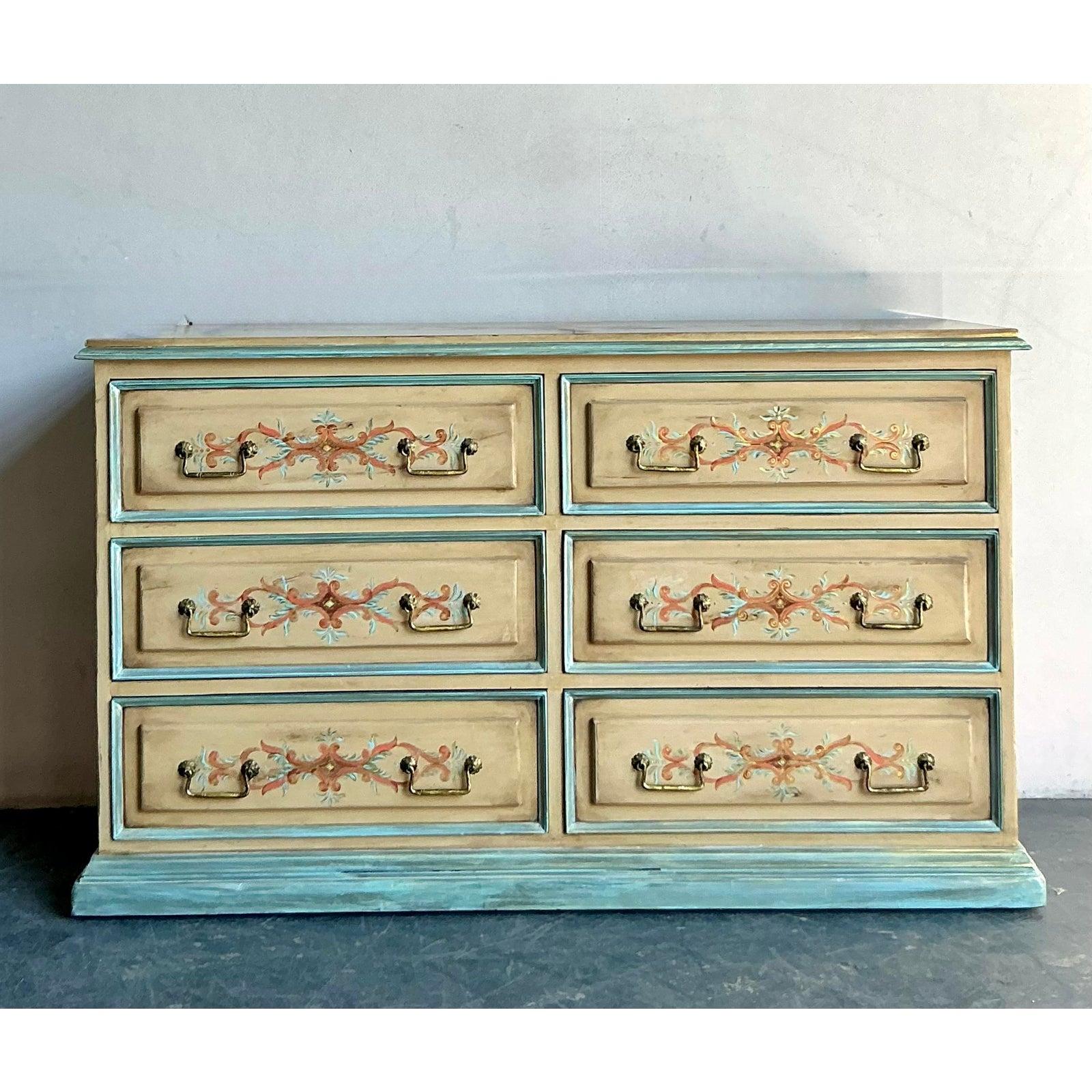 Americano Cassettone vintage dipinto a mano in stile boho in vendita