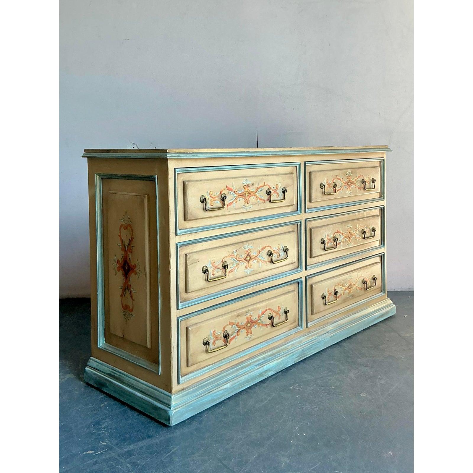 Cassettone vintage dipinto a mano in stile boho In condizioni buone in vendita a West Palm Beach, FL