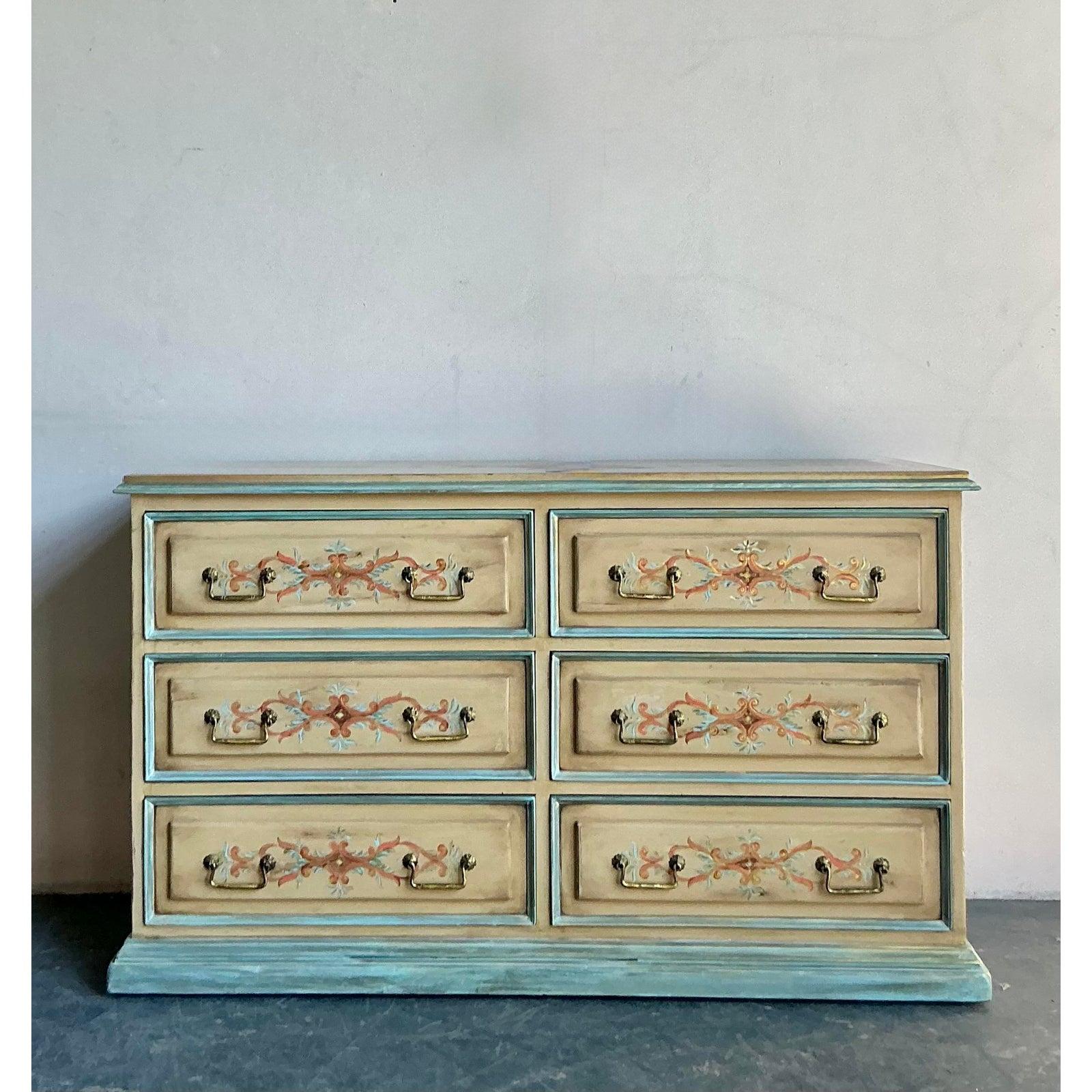 Legno Cassettone vintage dipinto a mano in stile boho in vendita