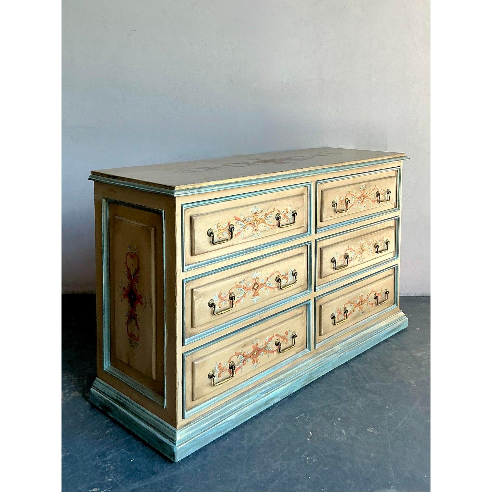 Cassettone vintage dipinto a mano in stile boho in vendita 1