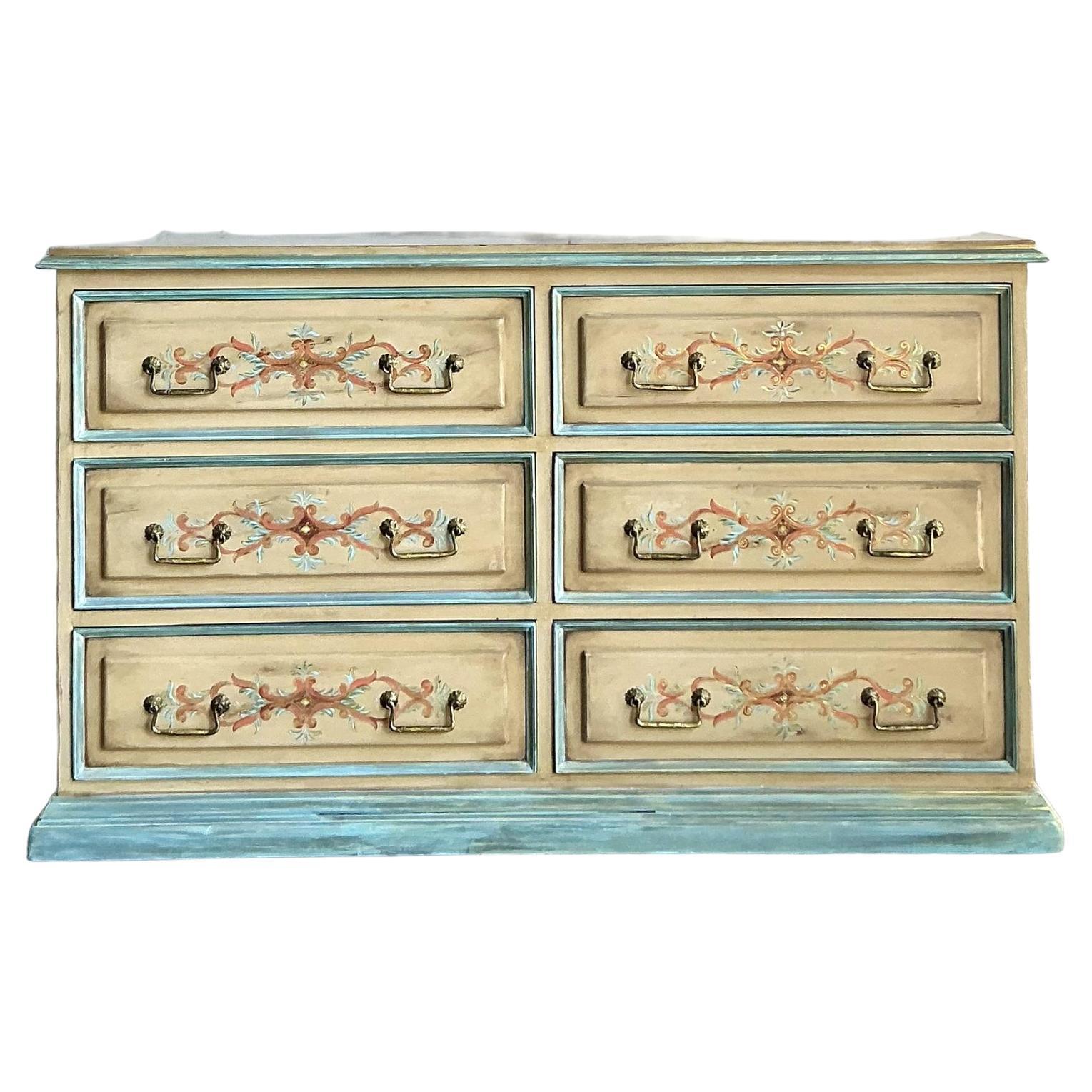 Cassettone vintage dipinto a mano in stile boho in vendita