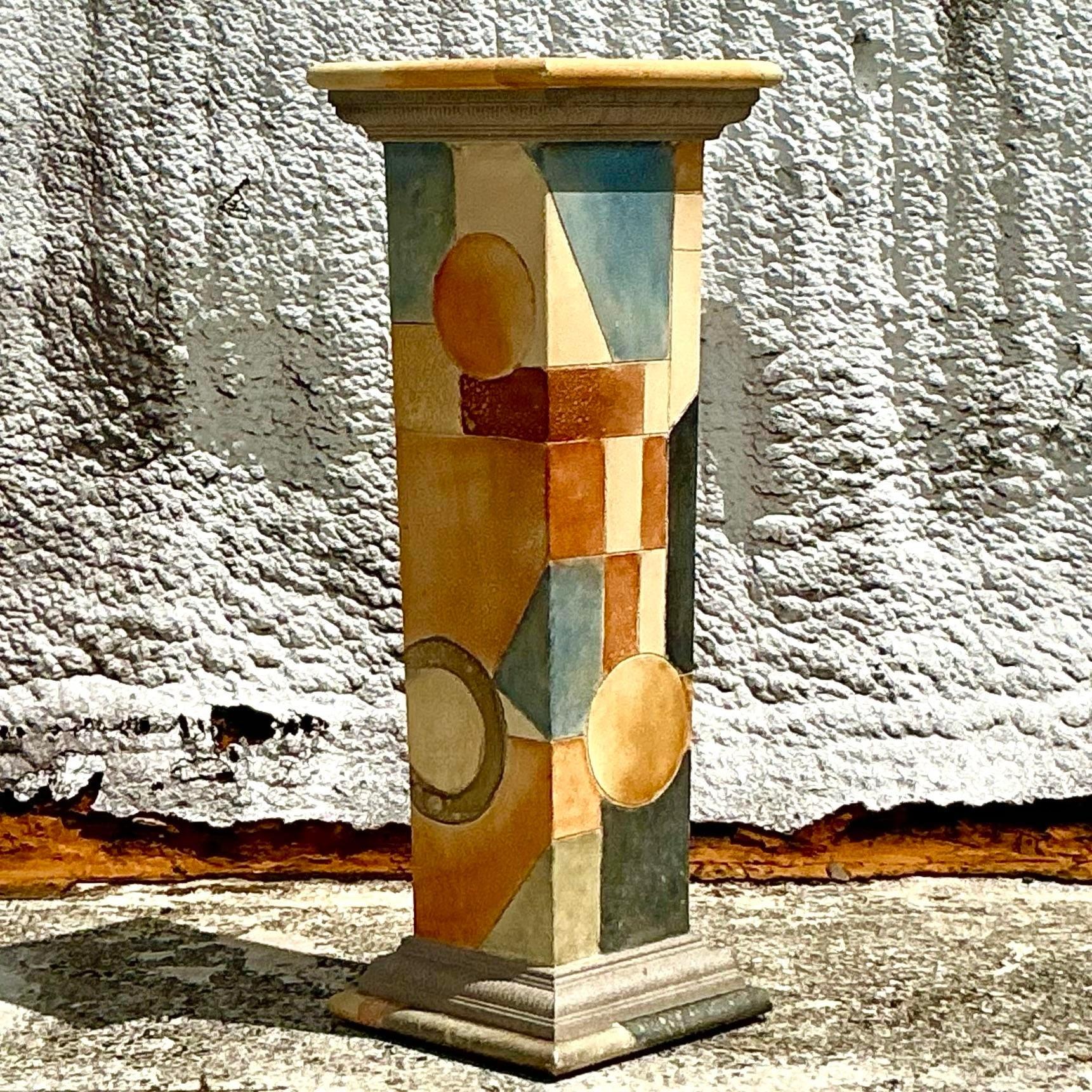 Peppen Sie Ihre Einrichtung mit diesem handbemalten geometrischen Sockel im Boho-Stil auf. Dieses auffällige Stück zeichnet sich durch ein lebhaftes, handgemaltes geometrisches Muster aus, das jedem Raum einen Farb- und Mustereffekt verleiht. Sein