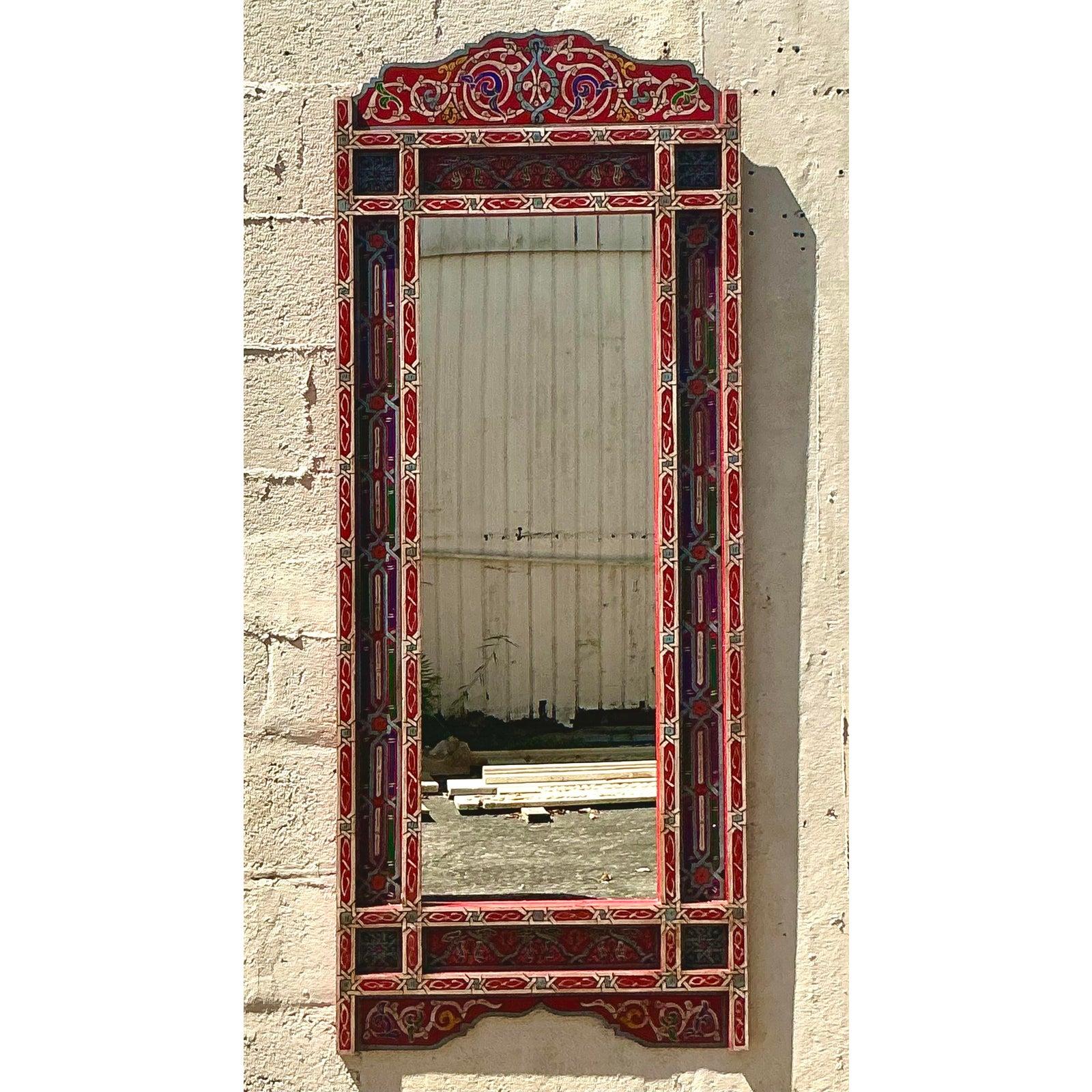 Celebra l'arte stravagante e i colori vivaci con questo specchio Vintage Boho dipinto a mano Gypsy Wagon. Questo pezzo di grande effetto, splendidamente realizzato e ricco di dettagli, presenta una cornice colorata e audace dipinta a mano che